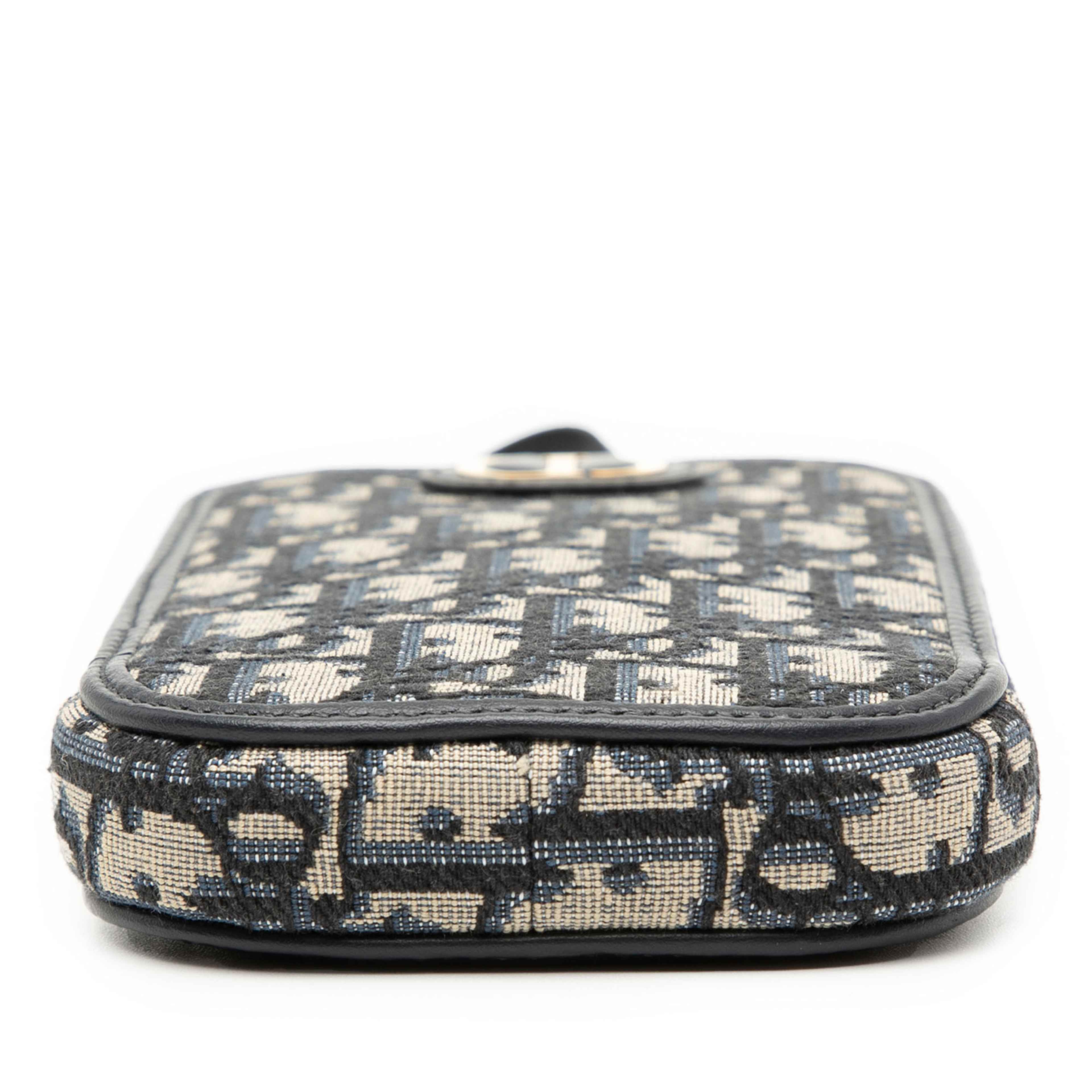 Dior Oblique Canvas 30 Montaigne Call In Dior Phone Holder, från Luxclusif, i färgen navy. Klicka för att öppna bilden i stort format