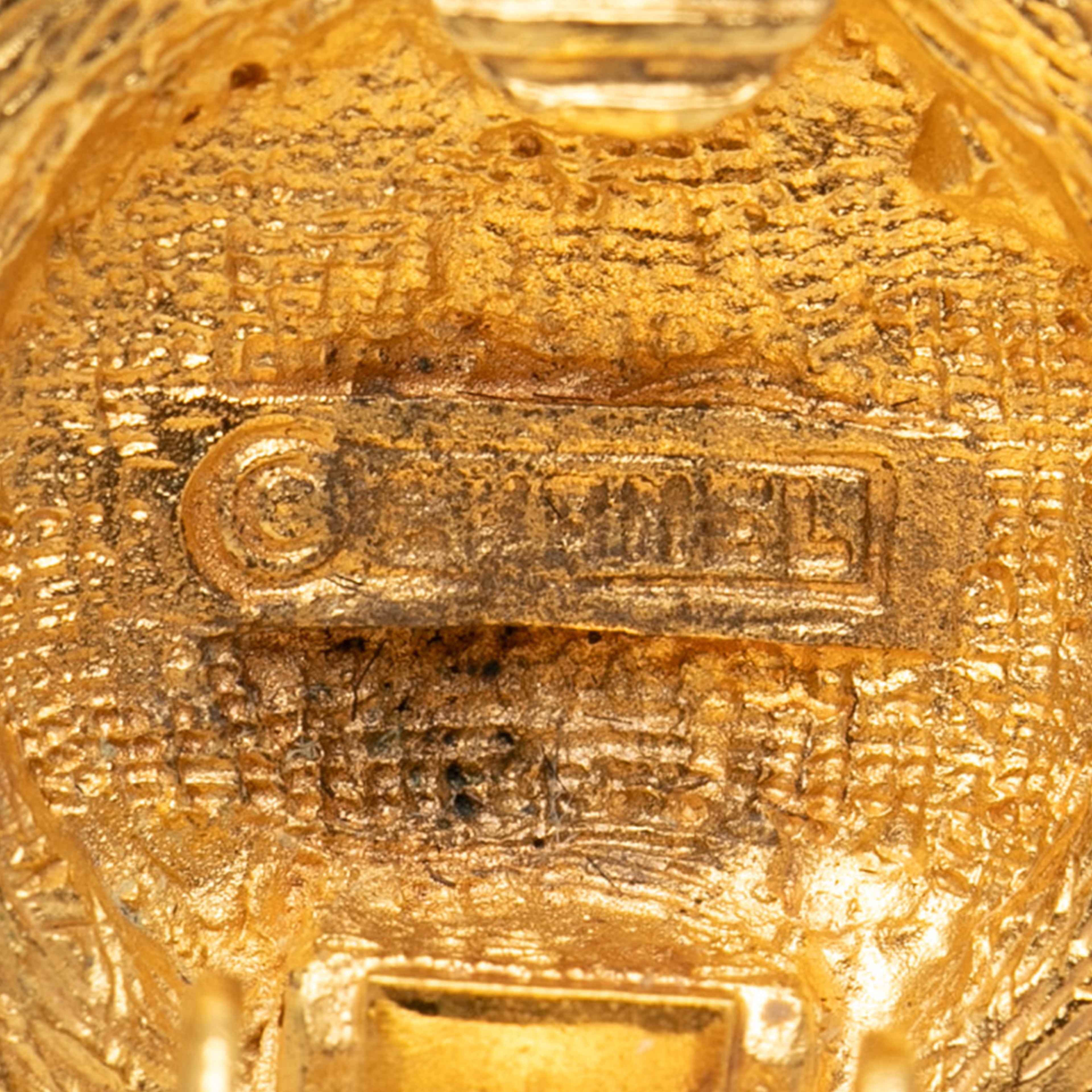 Chanel Gold Plated Strass Lion Head Clip On Earrings, från Luxclusif, i färgen guld. Klicka för att öppna bilden i stort format
