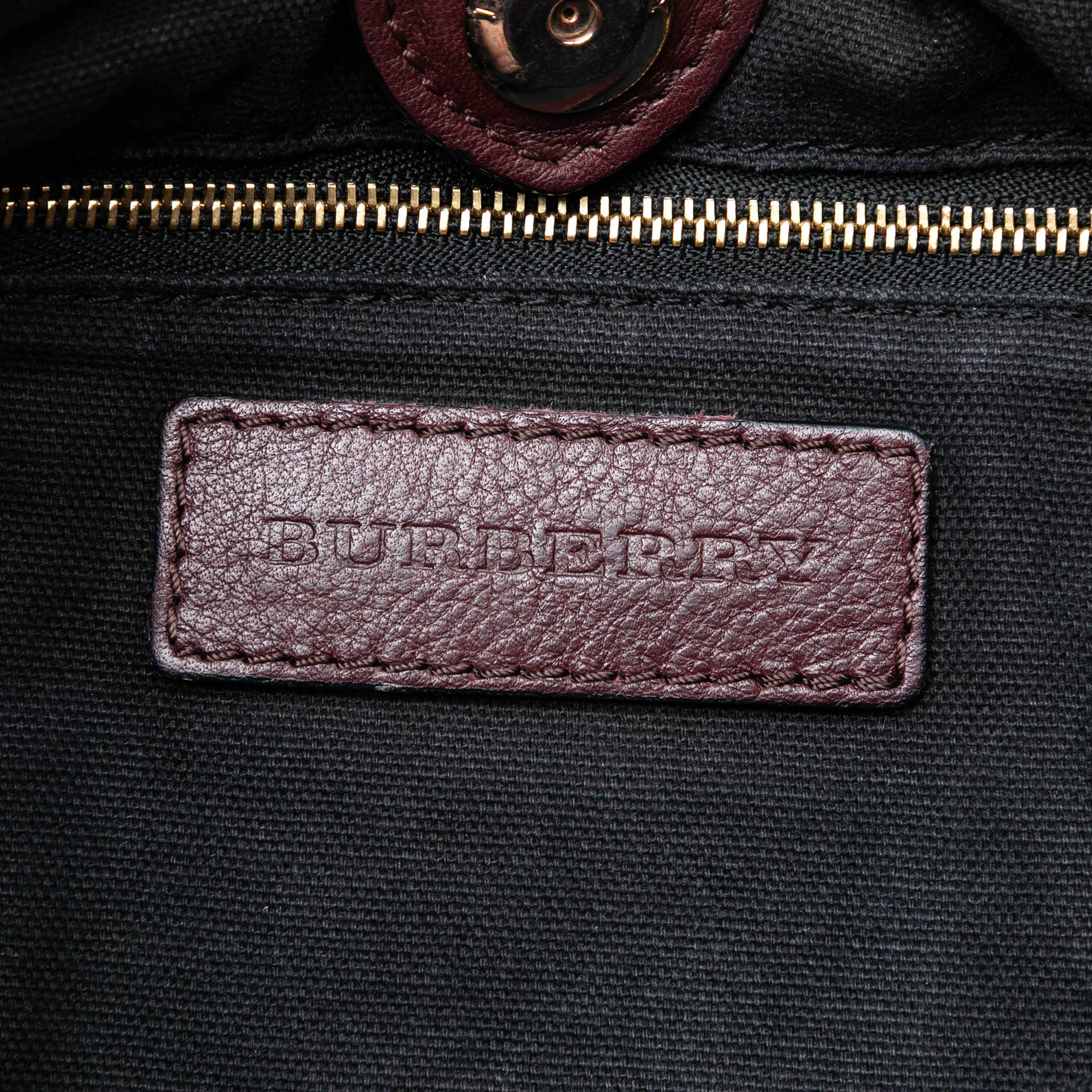 Burberry House Check Canvas And Calfskin Little Crush Crossbody, från Luxclusif, i färgen burgundy. Klicka för att öppna bilden i stort format