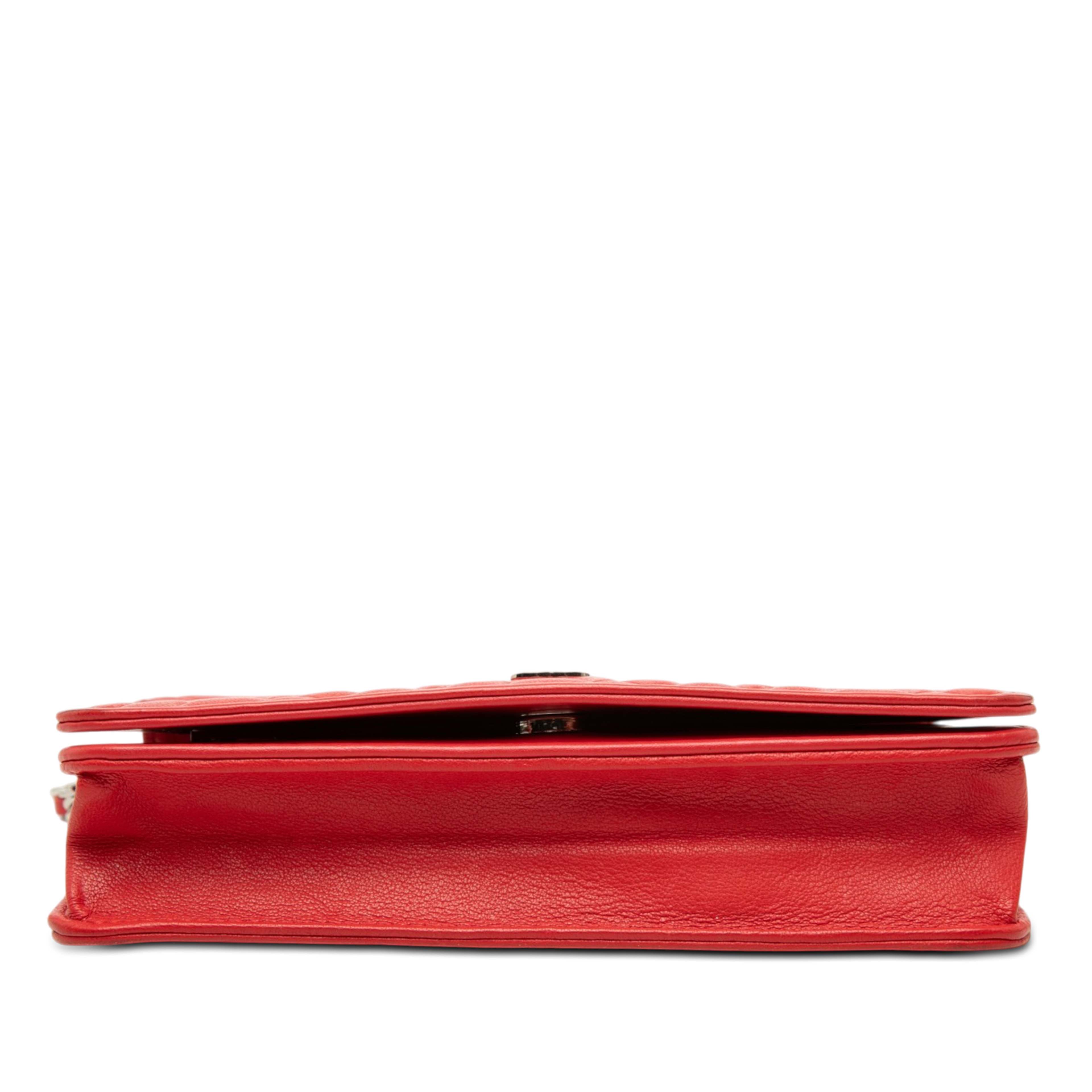 Chanel Cc Embossed Lambskin Camellia Wallet On Chain, från Luxclusif, i färgen röd. Klicka för att öppna bilden i stort format