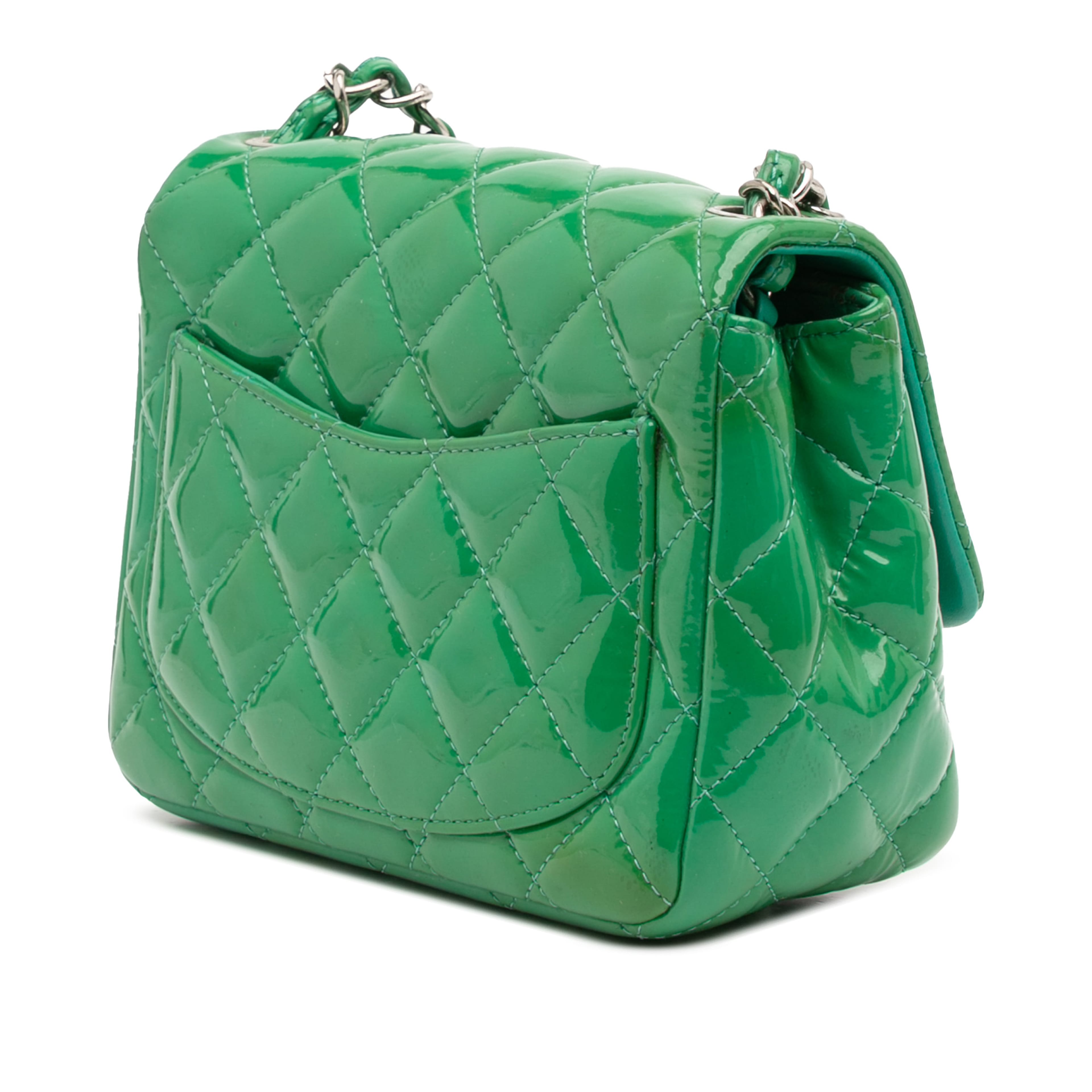 Chanel Mini Square Classic Patent Single Flap, från Luxclusif, i färgen green. Klicka för att öppna bilden i stort format