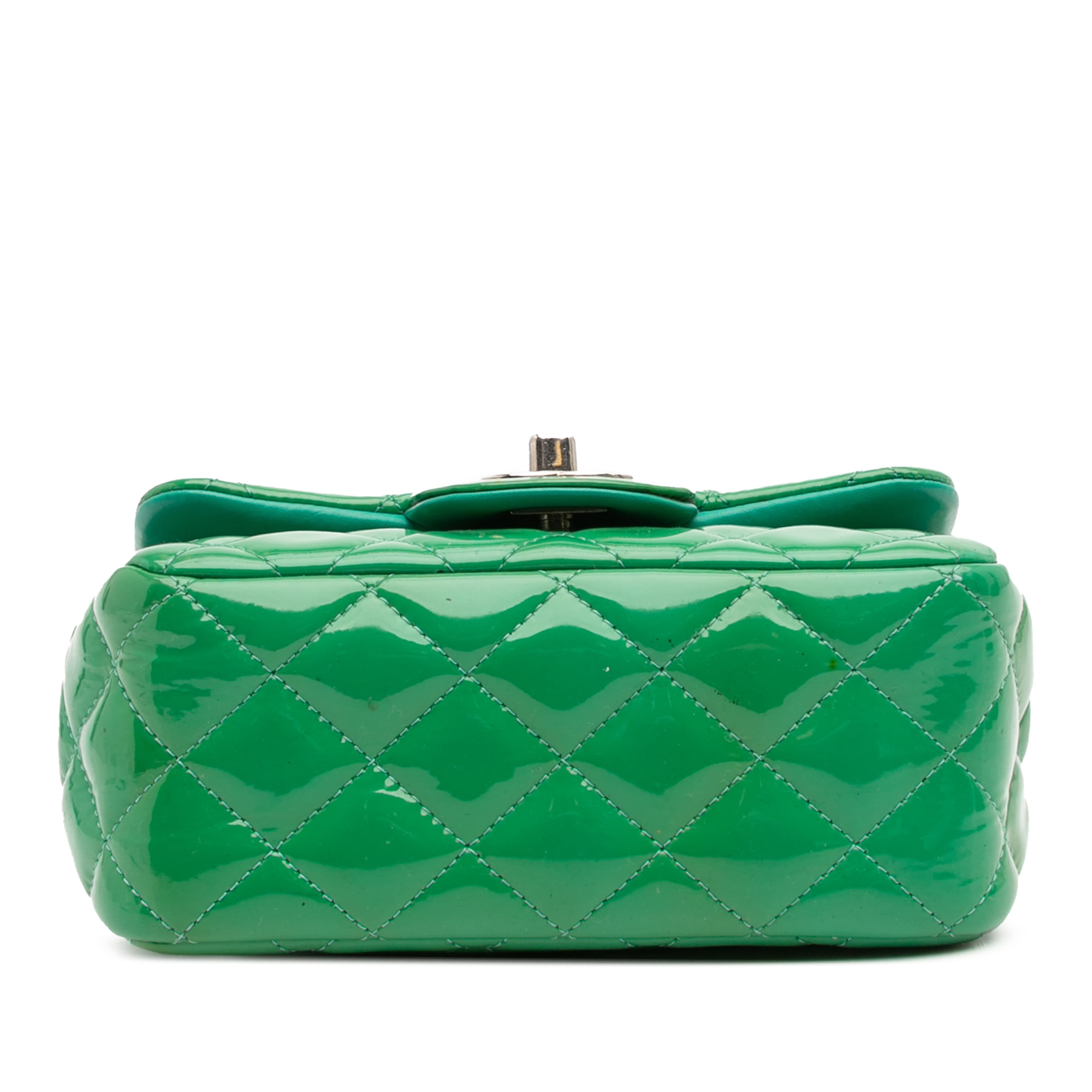 Chanel Mini Square Classic Patent Single Flap, från Luxclusif, i färgen green. Klicka för att öppna bilden i stort format
