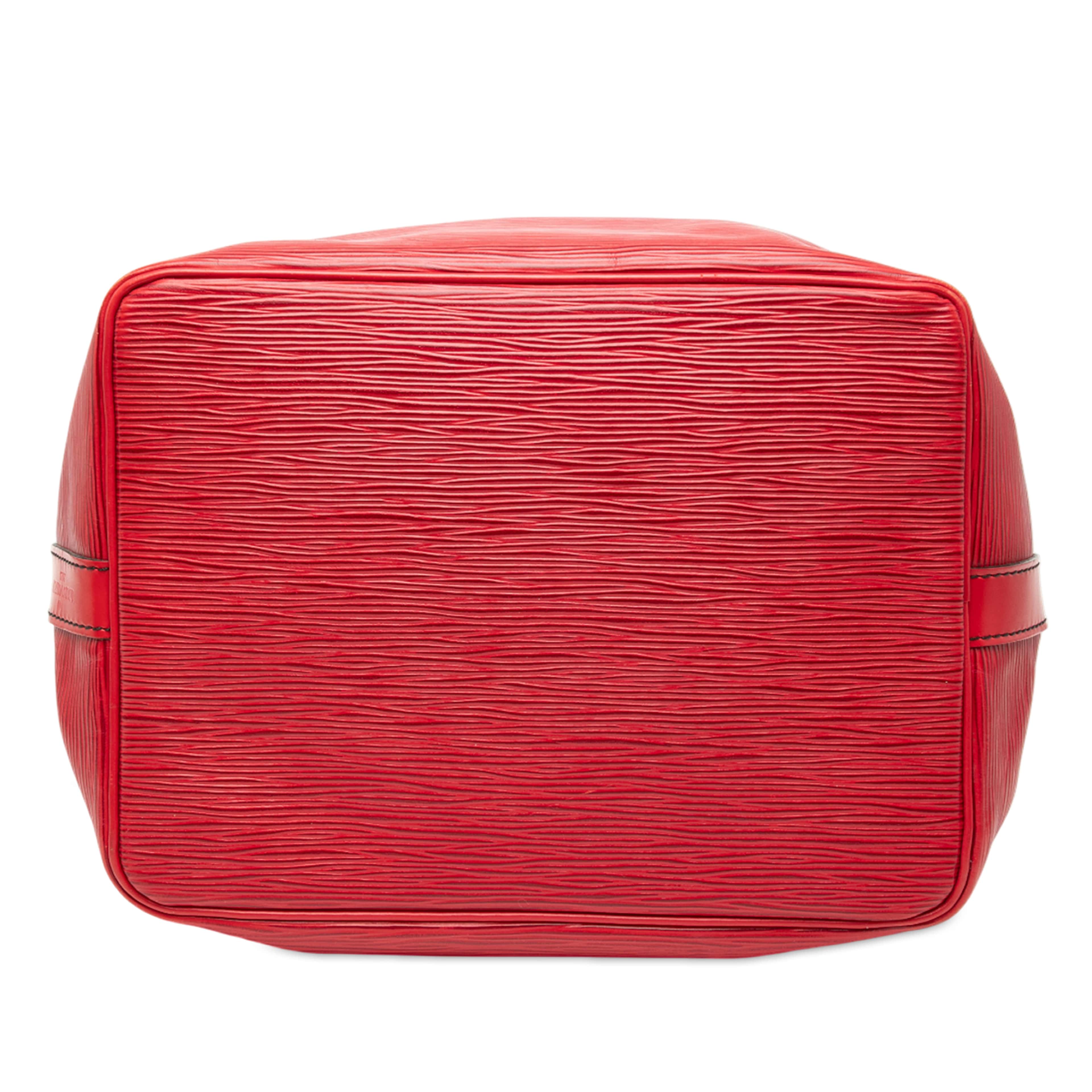 Louis Vuitton Epi Petit Noe, från Luxclusif, i färgen red. Klicka för att öppna bilden i stort format