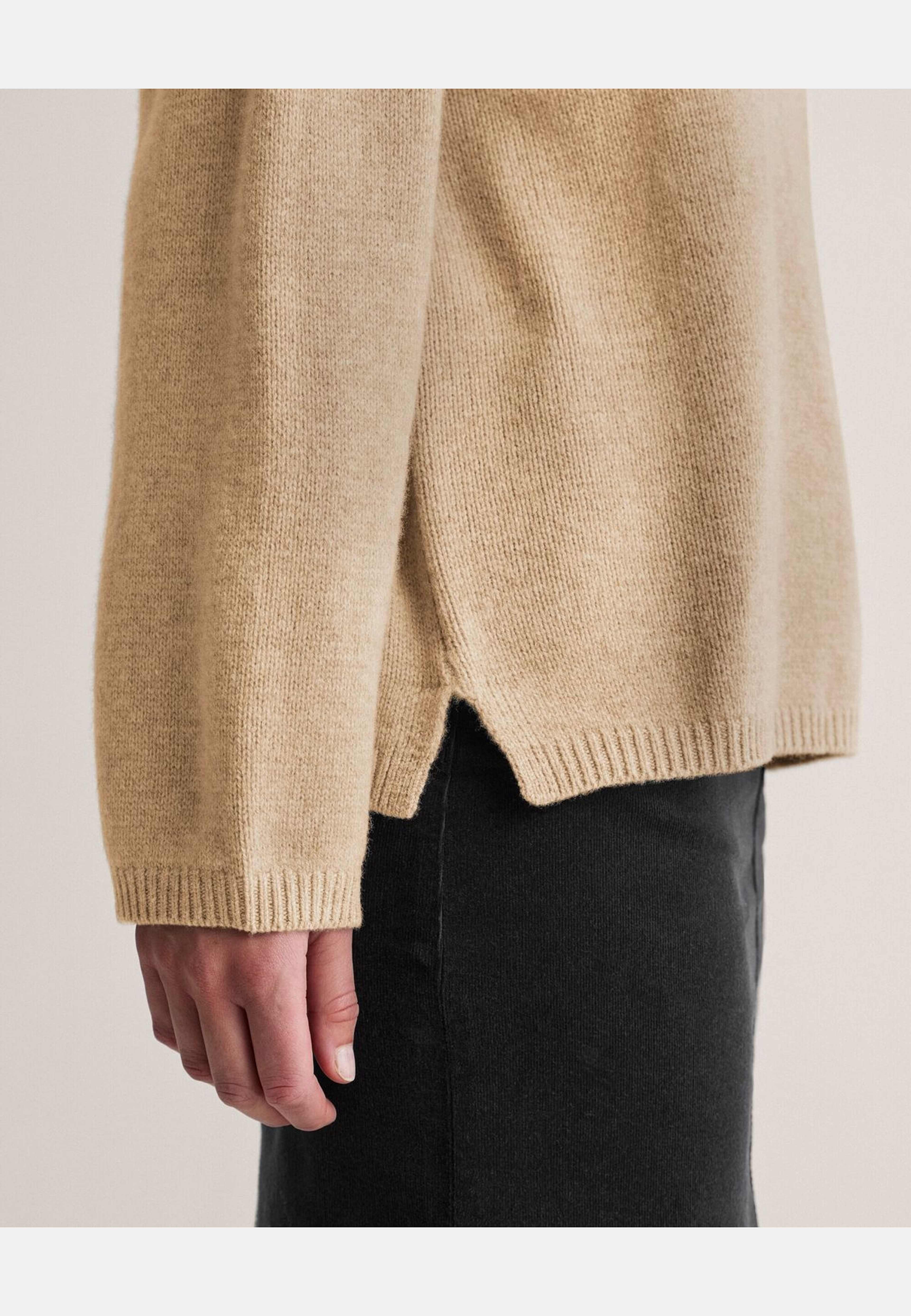 Polotröja Alva, från Newhouse, i färgen beige. Klicka för att öppna bilden i stort format