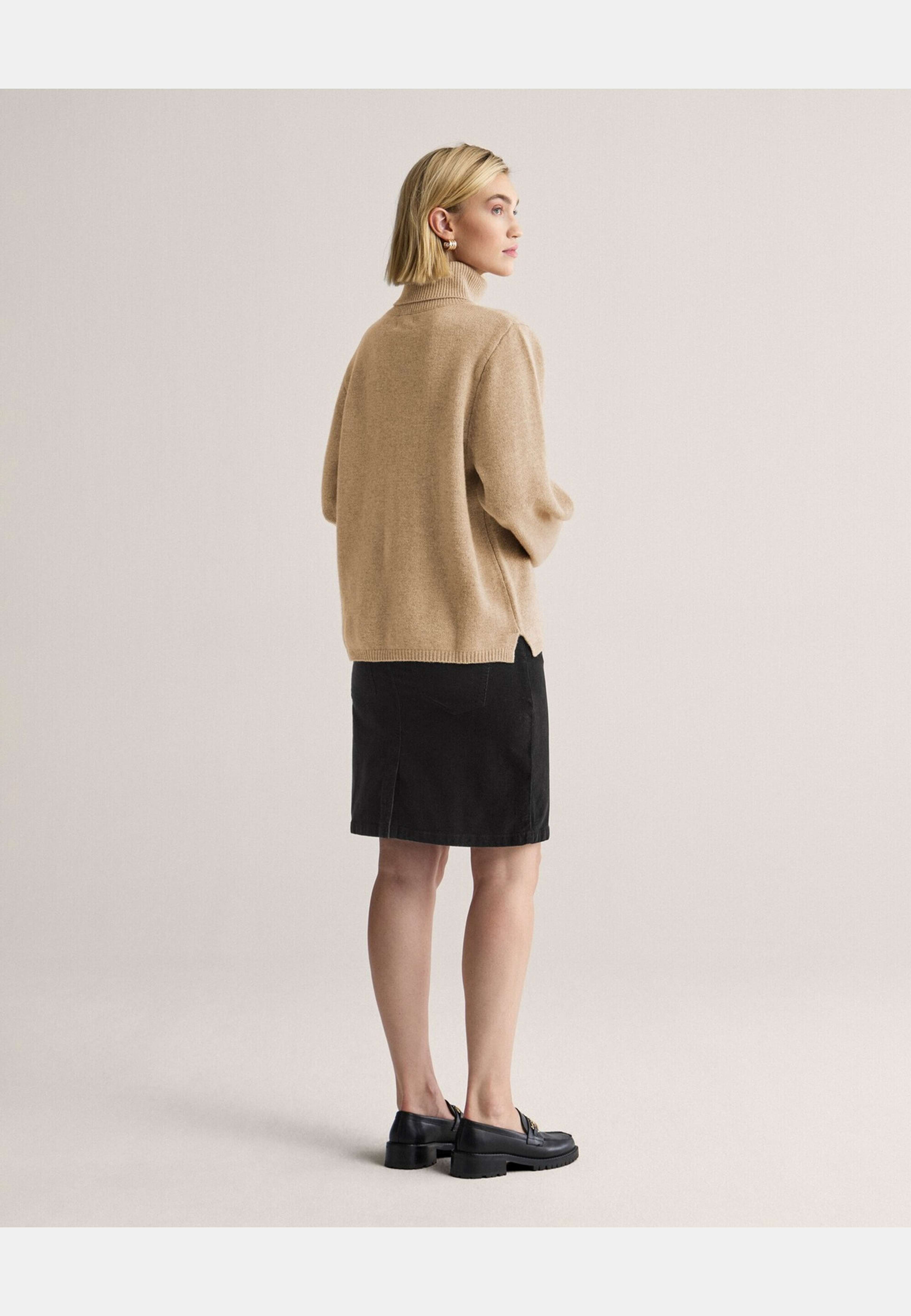 Polotröja Alva, från Newhouse, i färgen beige. Klicka för att öppna bilden i stort format