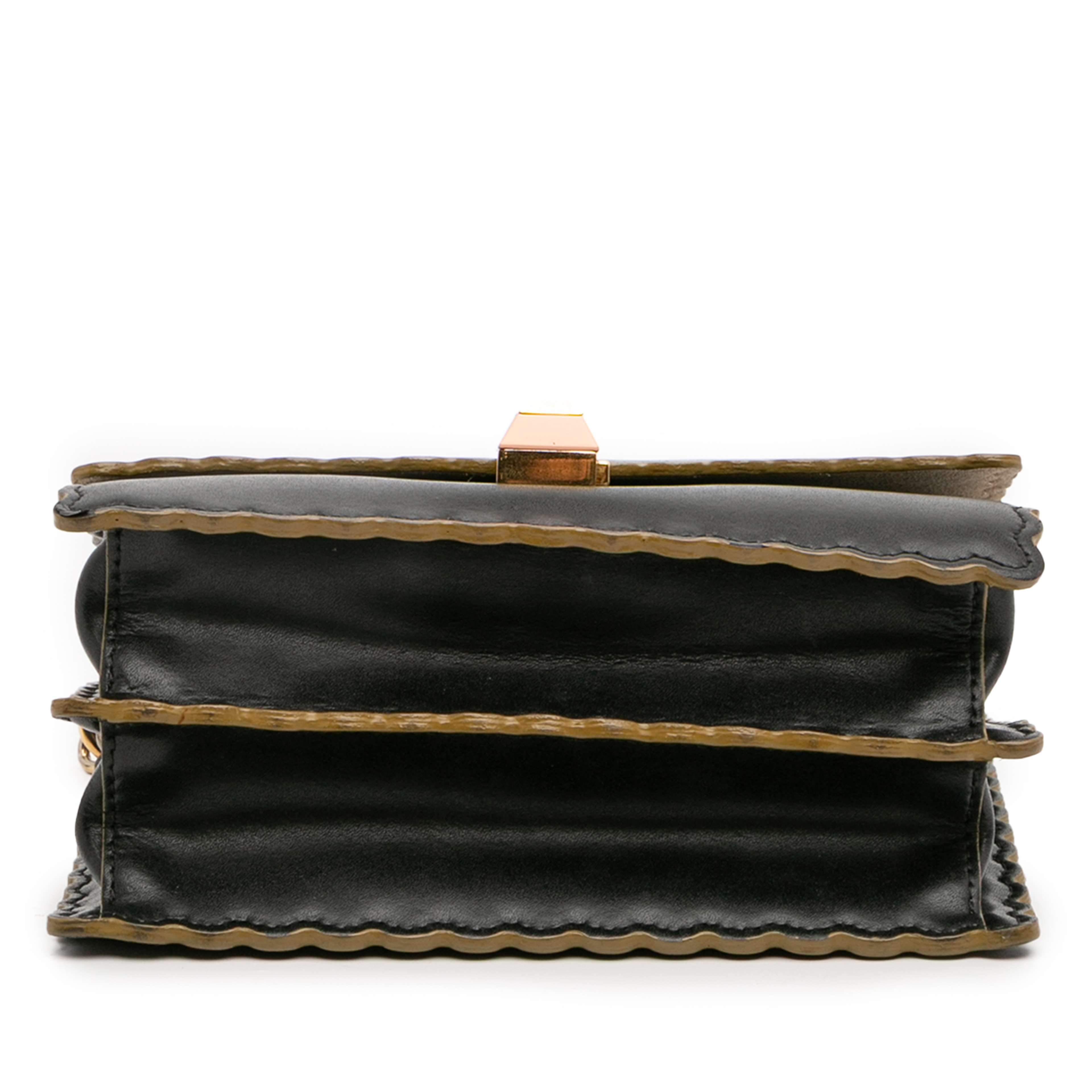 Fendi Small Scalloped Leather Kan I Crossbody, från Luxclusif, i färgen black. Klicka för att öppna bilden i stort format