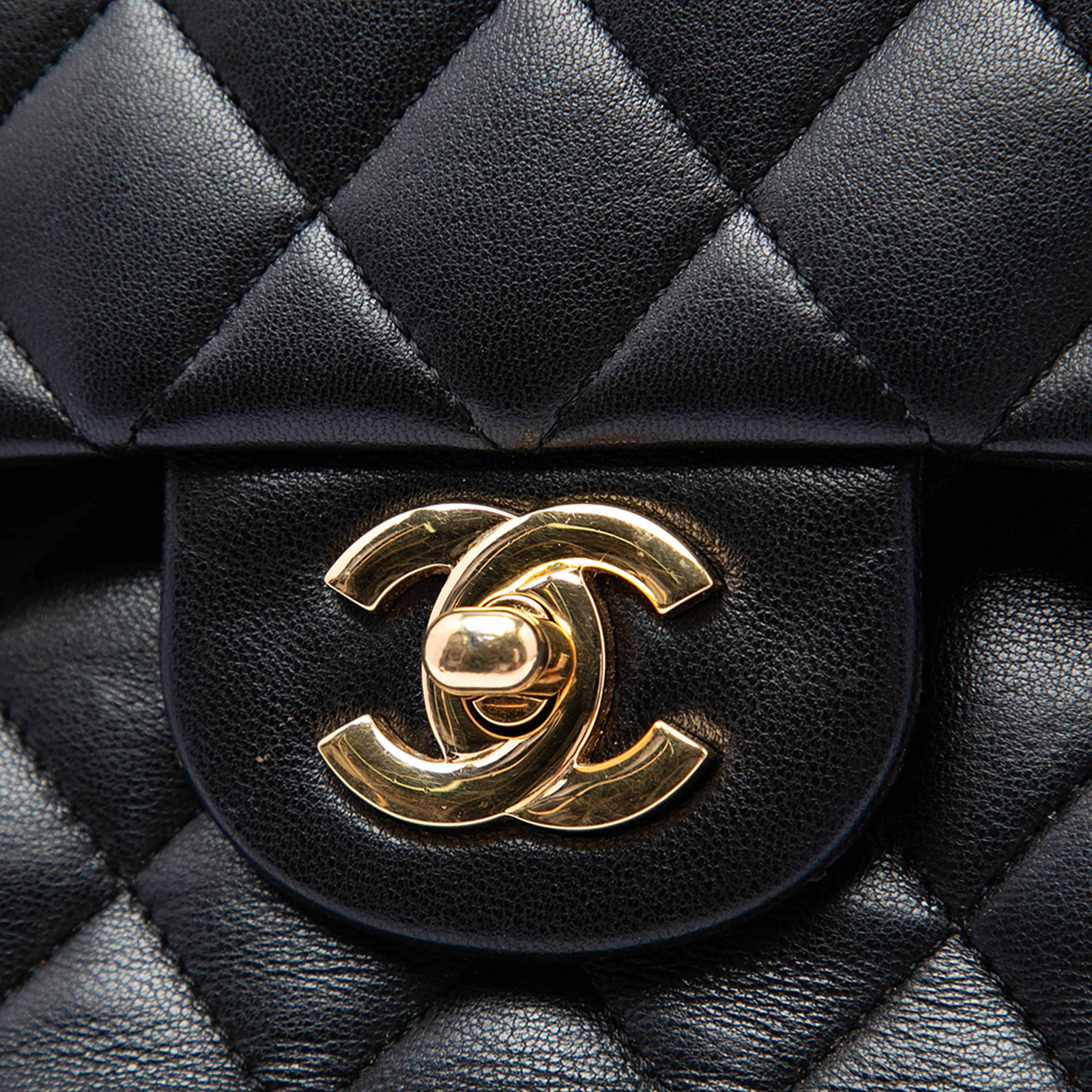 Chanel Medium Classic Lambskin Double Flap, från Luxclusif, i färgen svart. Klicka för att öppna bilden i stort format
