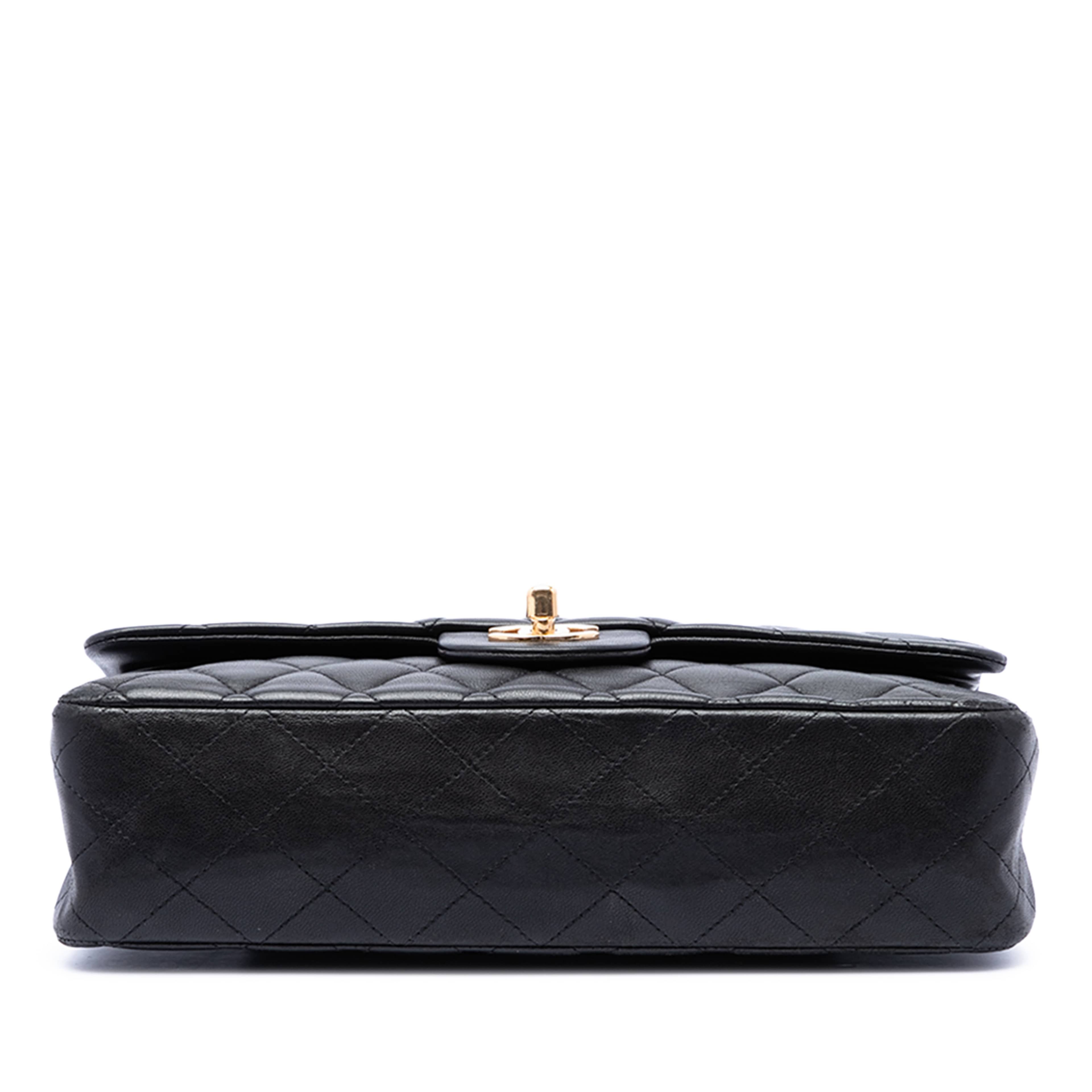 Chanel Medium Classic Lambskin Double Flap, från Luxclusif, i färgen svart. Klicka för att öppna bilden i stort format