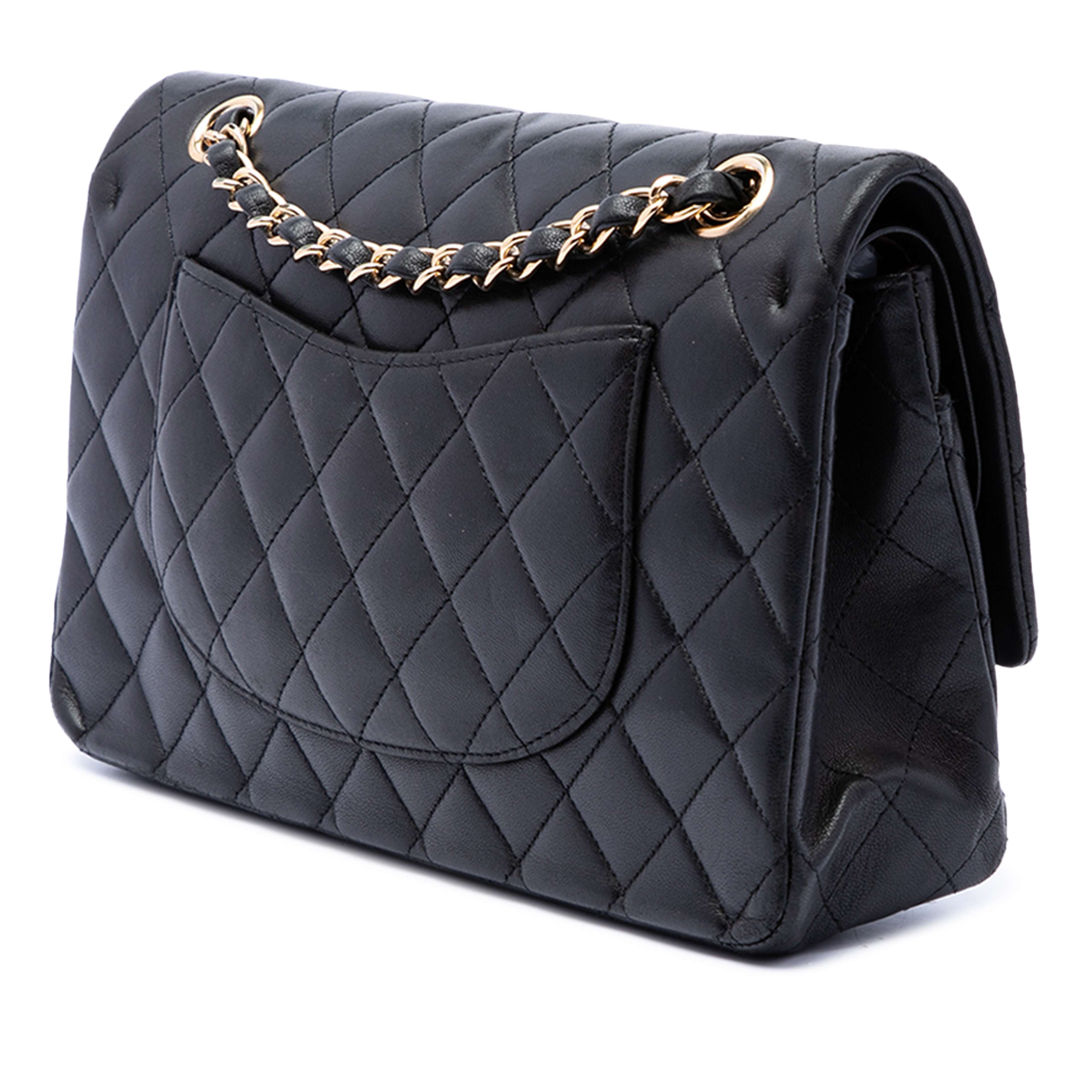 Chanel Medium Classic Lambskin Double Flap, från Luxclusif, i färgen svart. Klicka för att öppna bilden i stort format