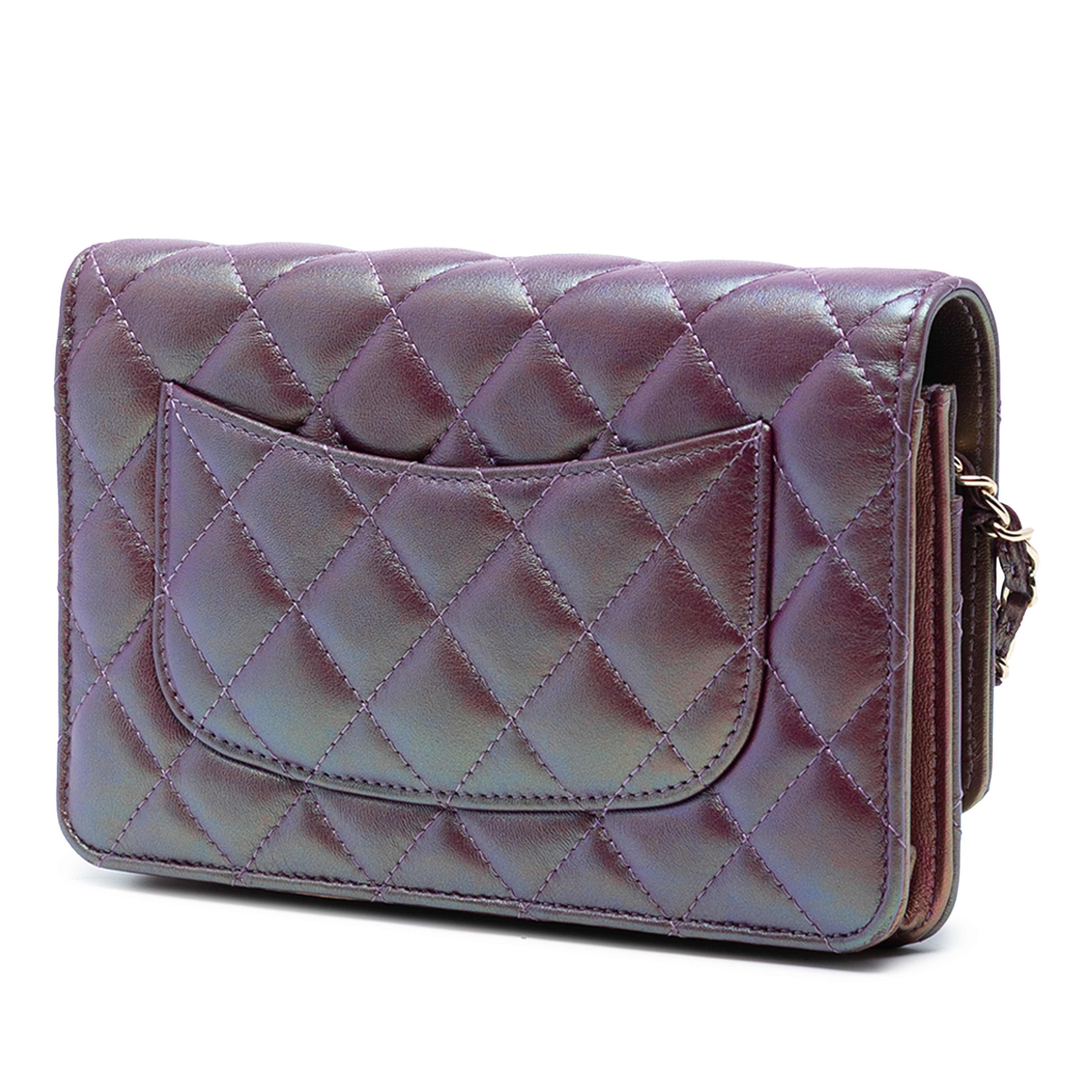 Chanel Cc Quilted Iridescent Lambskin Wallet On Chain, från Luxclusif, i färgen violet. Klicka för att öppna bilden i stort format