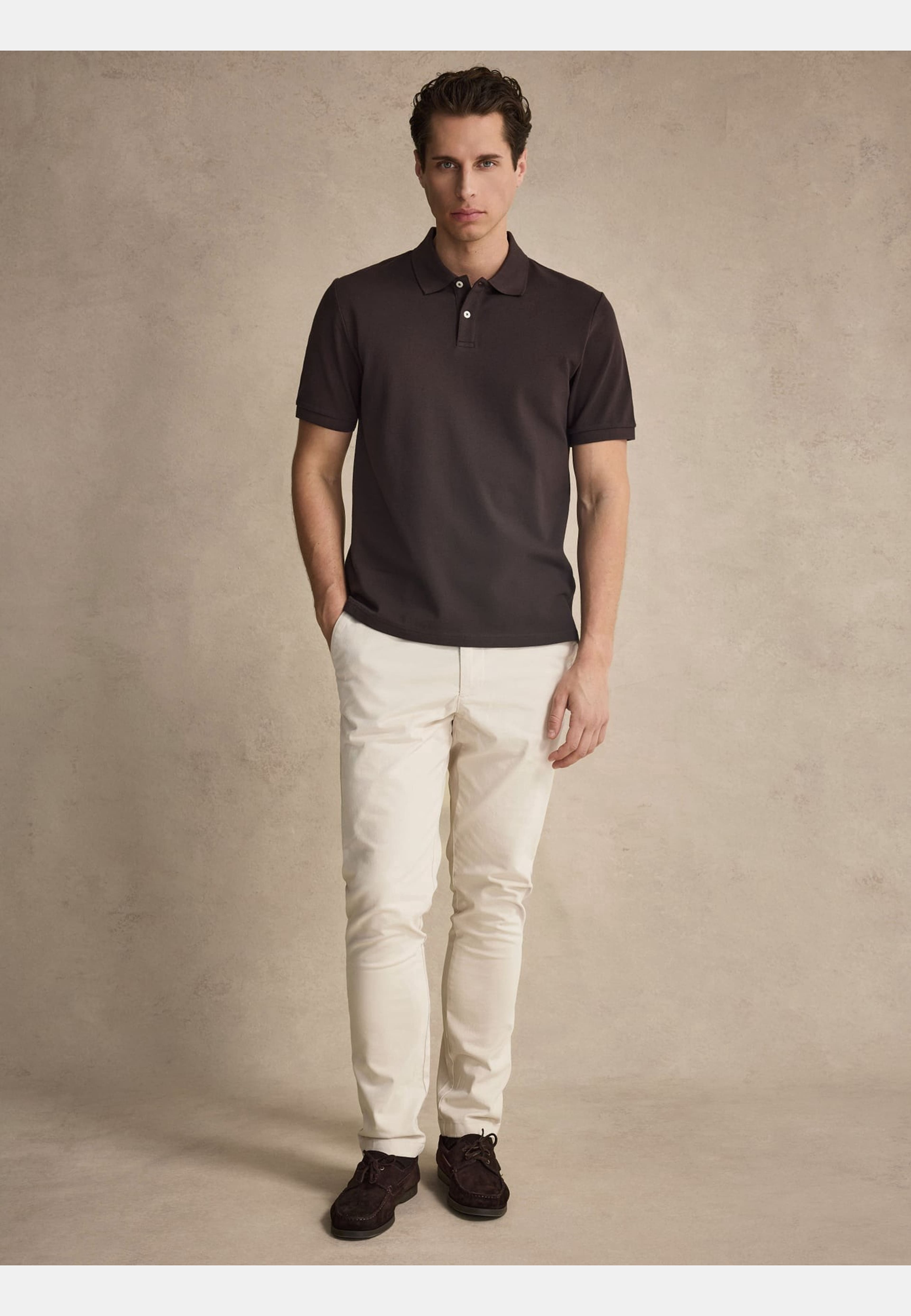 Cotton S/s Jersey Polo Piké (ola), från John Henric, i färgen dark brown. Klicka för att öppna bilden i stort format