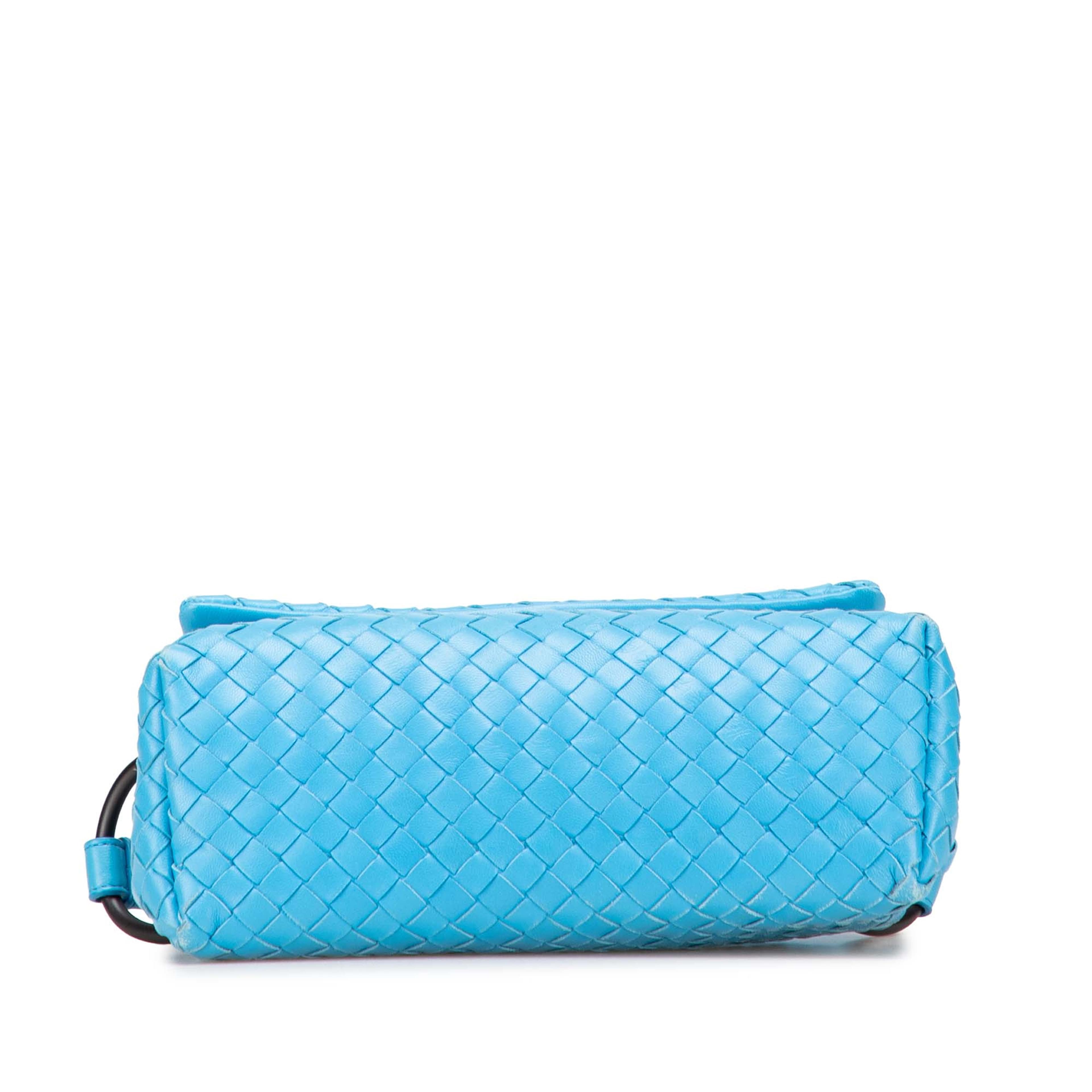 Bottega Veneta Nappa Intrecciato Flap Crossbody, från Luxclusif, i färgen blå. Klicka för att öppna bilden i stort format