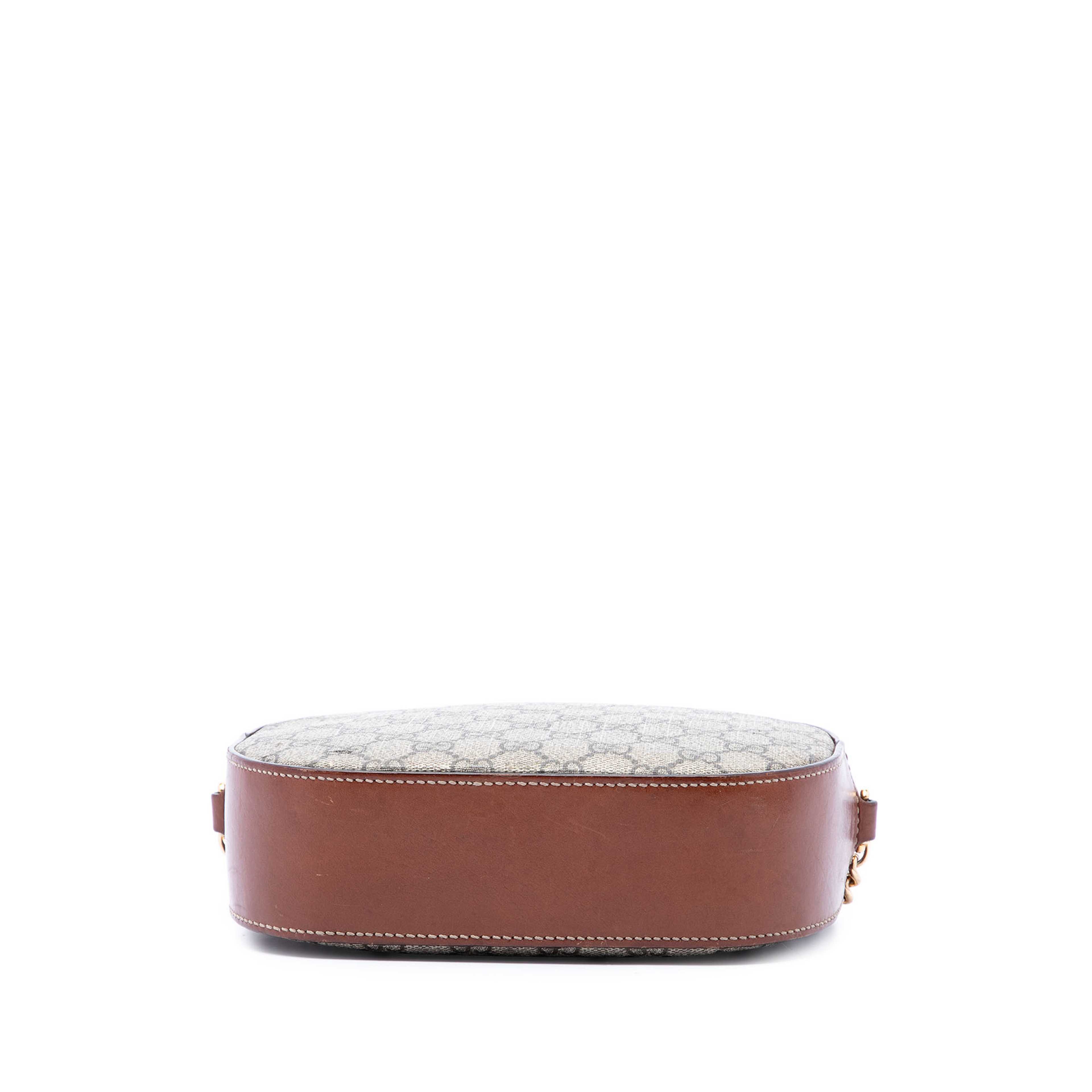 Gucci Mini Gg Supreme Chain Crossbody, från Luxclusif, i färgen beige. Klicka för att öppna bilden i stort format