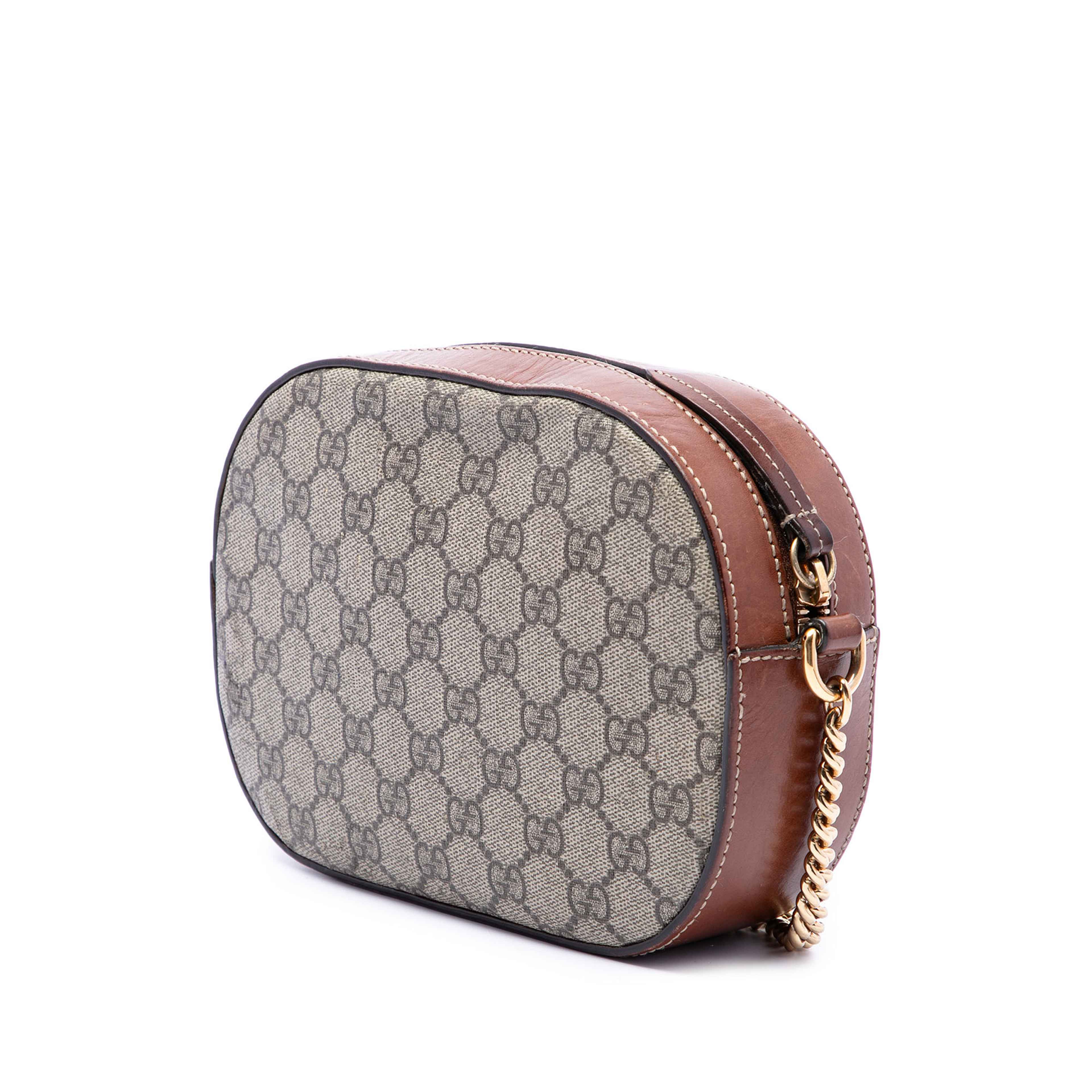 Gucci Mini Gg Supreme Chain Crossbody, från Luxclusif, i färgen beige. Klicka för att öppna bilden i stort format