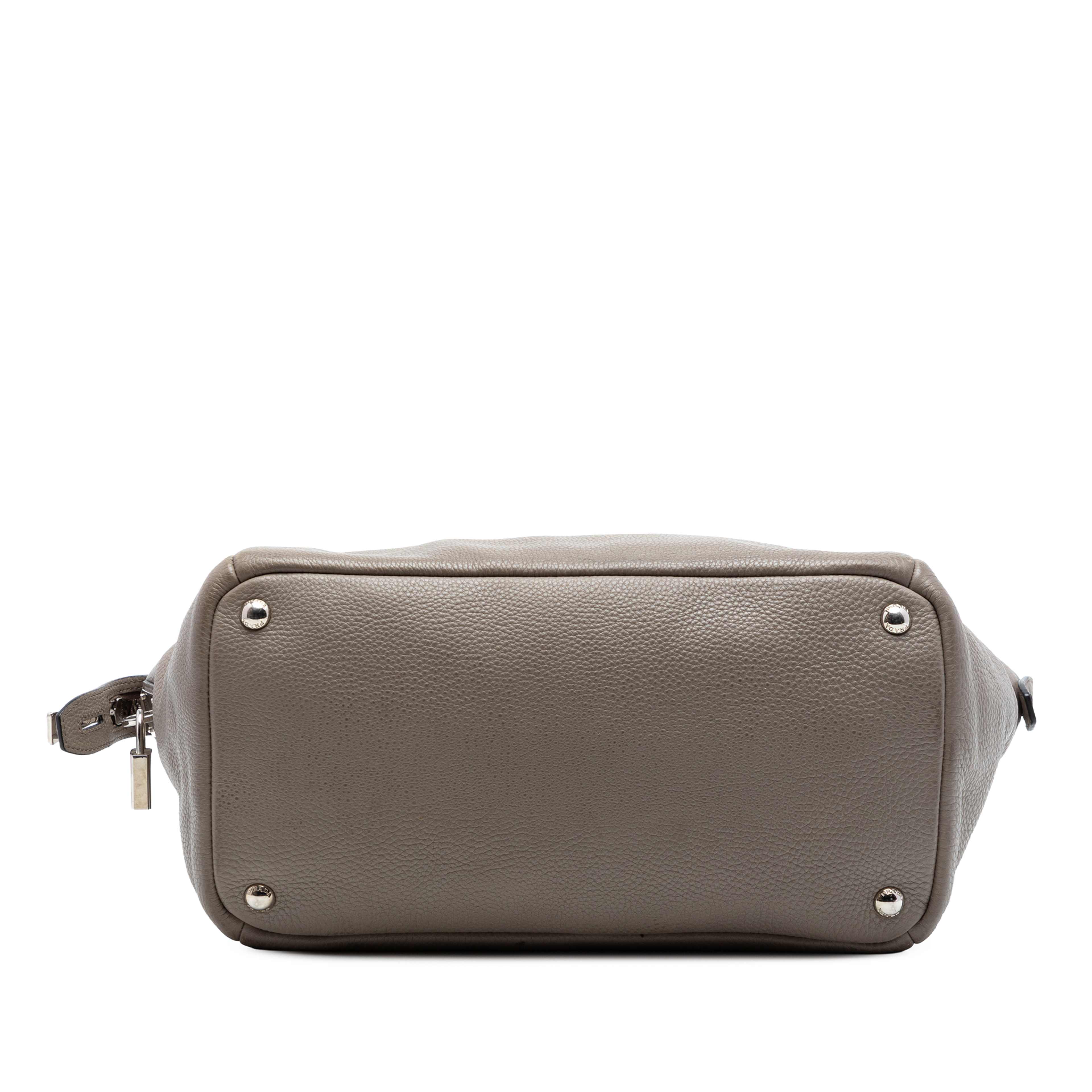 Prada Vitello Daino Double Handle Bag, från Luxclusif, i färgen brun. Klicka för att öppna bilden i stort format