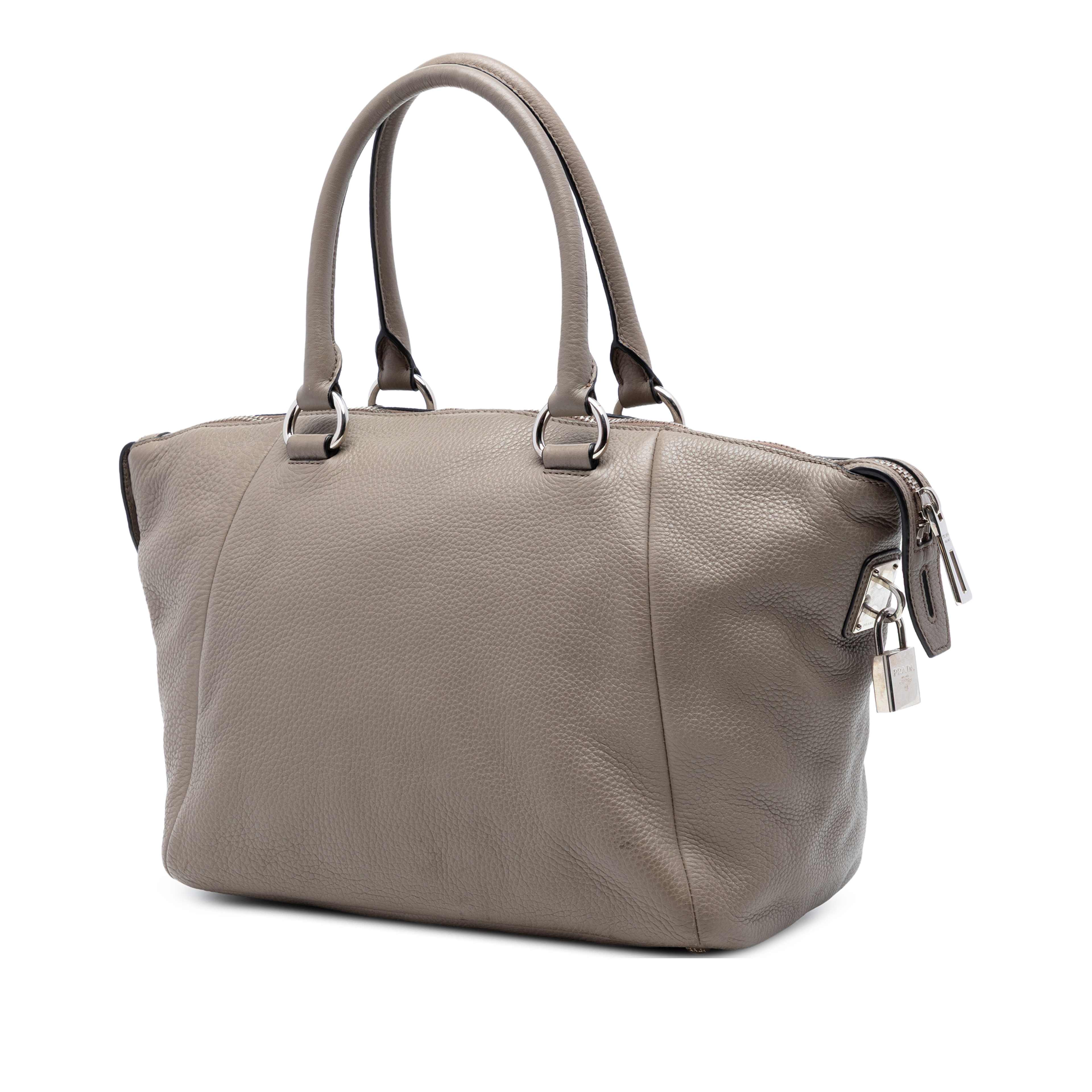 Prada Vitello Daino Double Handle Bag, från Luxclusif, i färgen taupe. Klicka för att öppna bilden i stort format