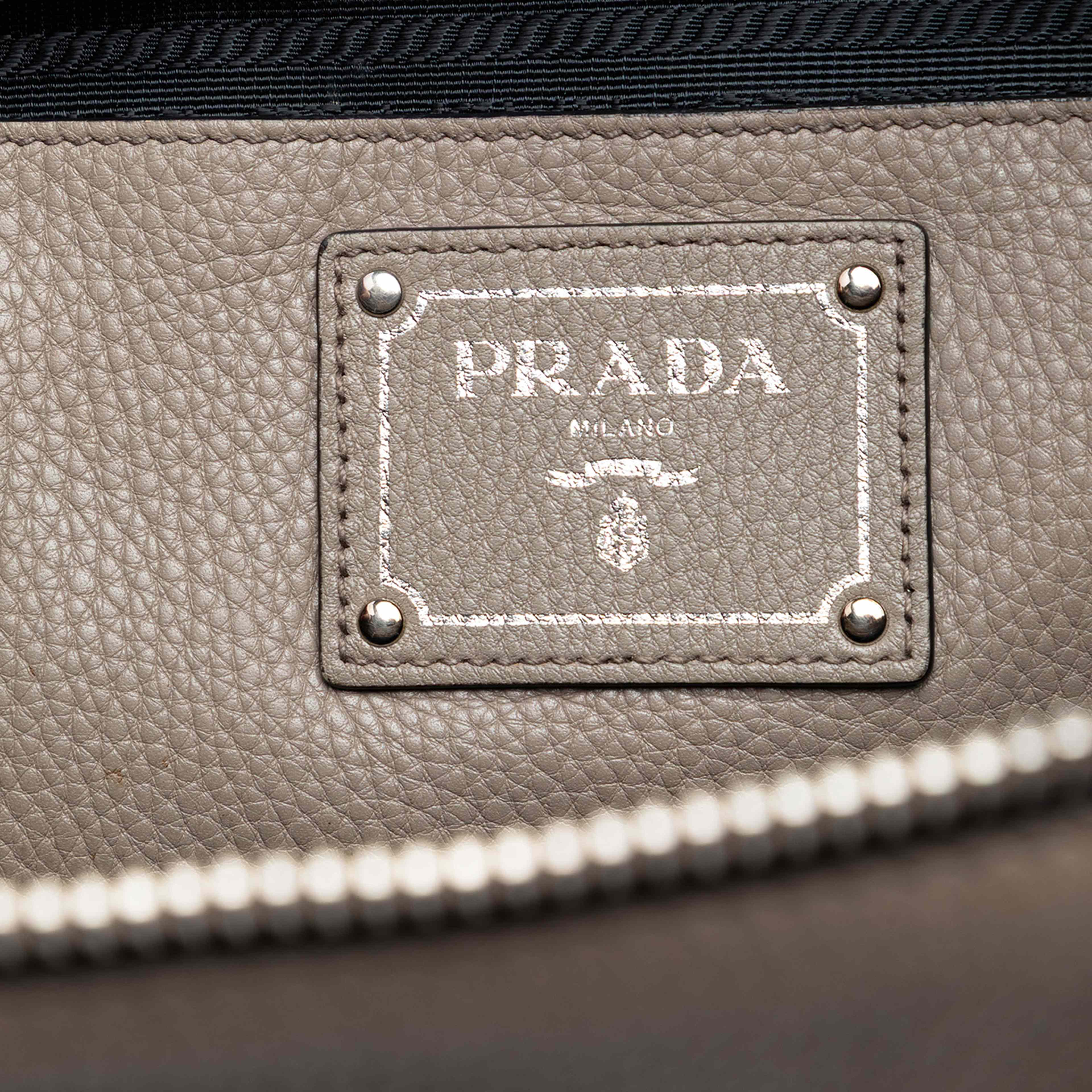 Prada Vitello Daino Double Handle Bag, från Luxclusif, i färgen taupe. Klicka för att öppna bilden i stort format