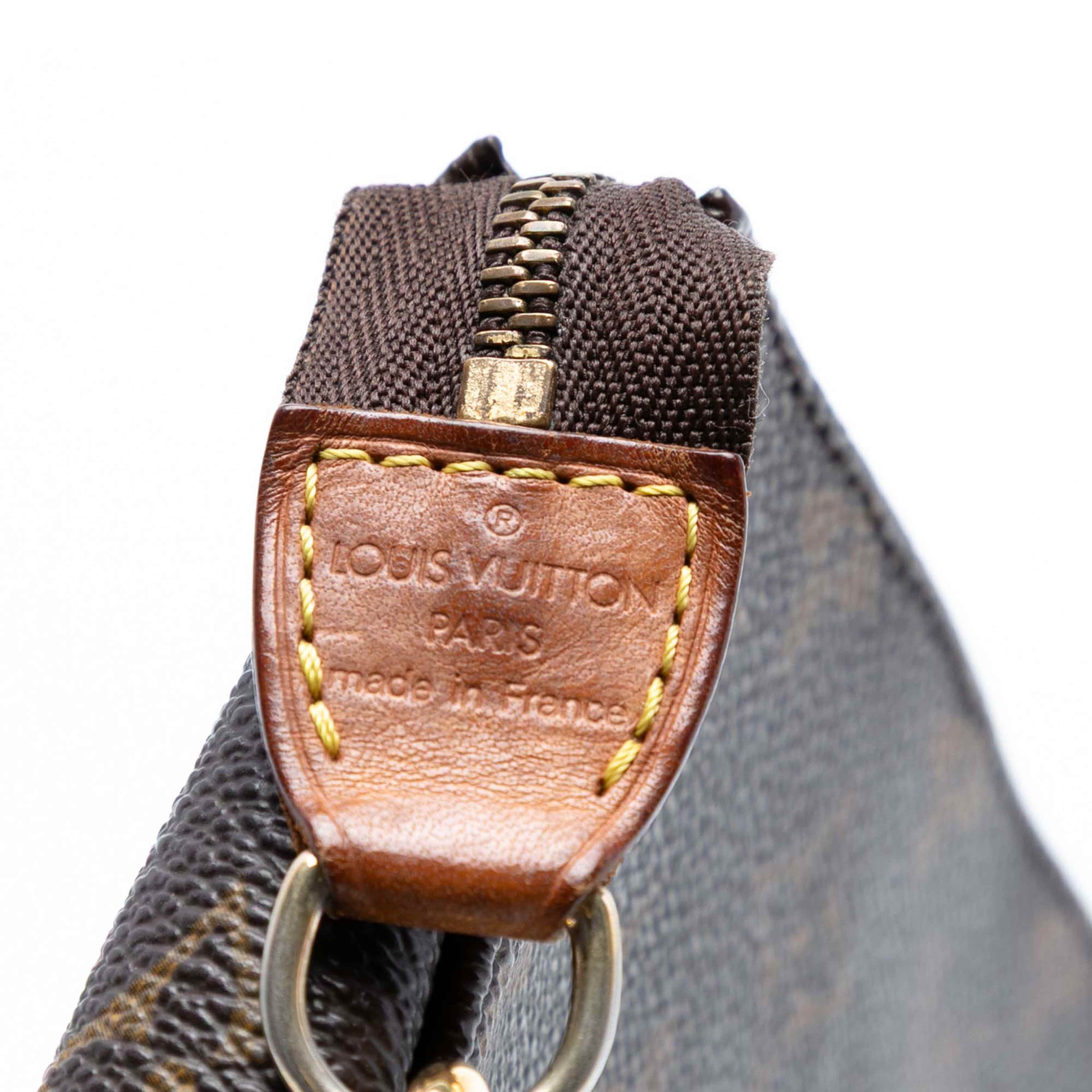 Louis Vuitton Monogram Pochette Accessoires, från Luxclusif, i färgen brown. Klicka för att öppna bilden i stort format