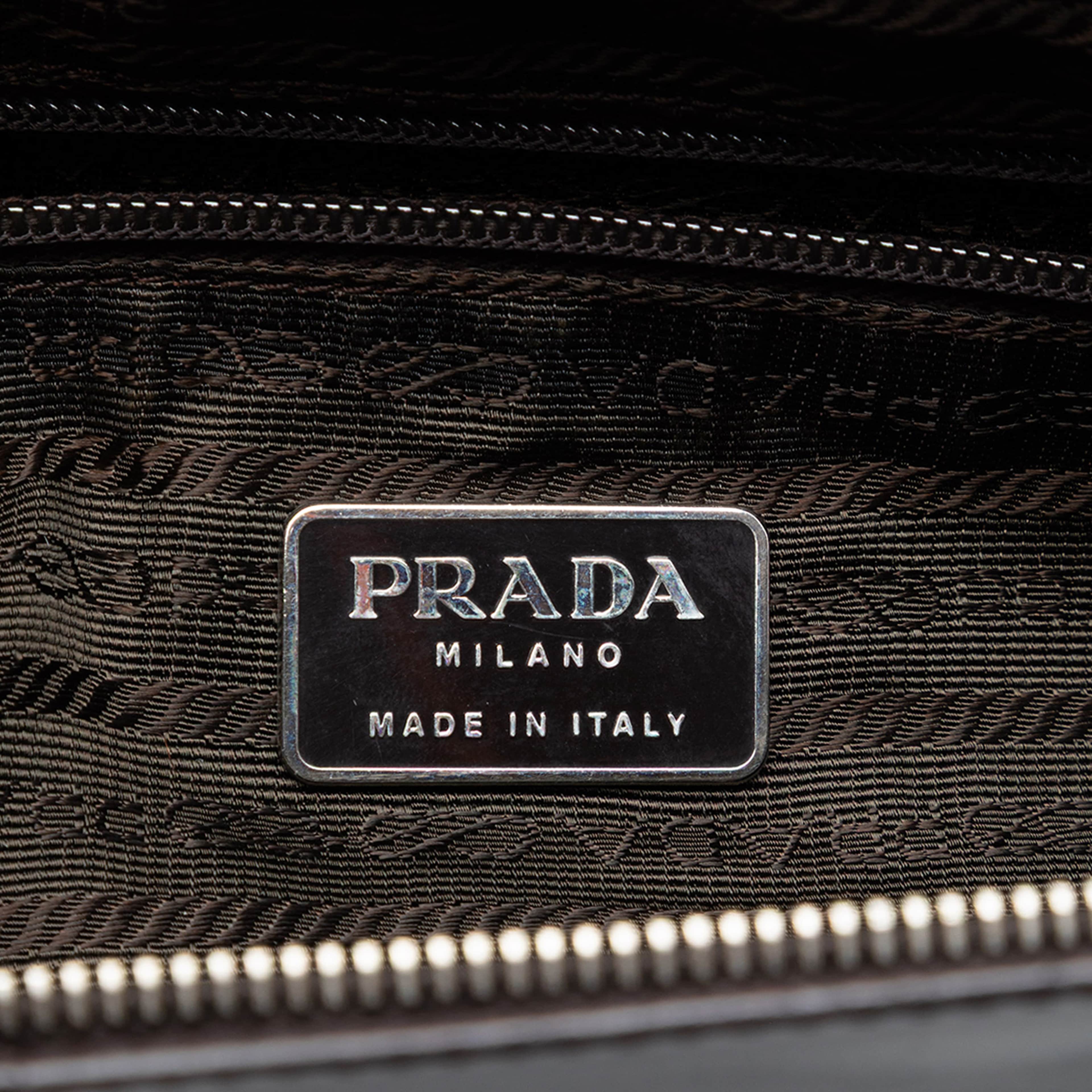 Prada Leather Shoulder Bag, från Luxclusif, i färgen black. Klicka för att öppna bilden i stort format