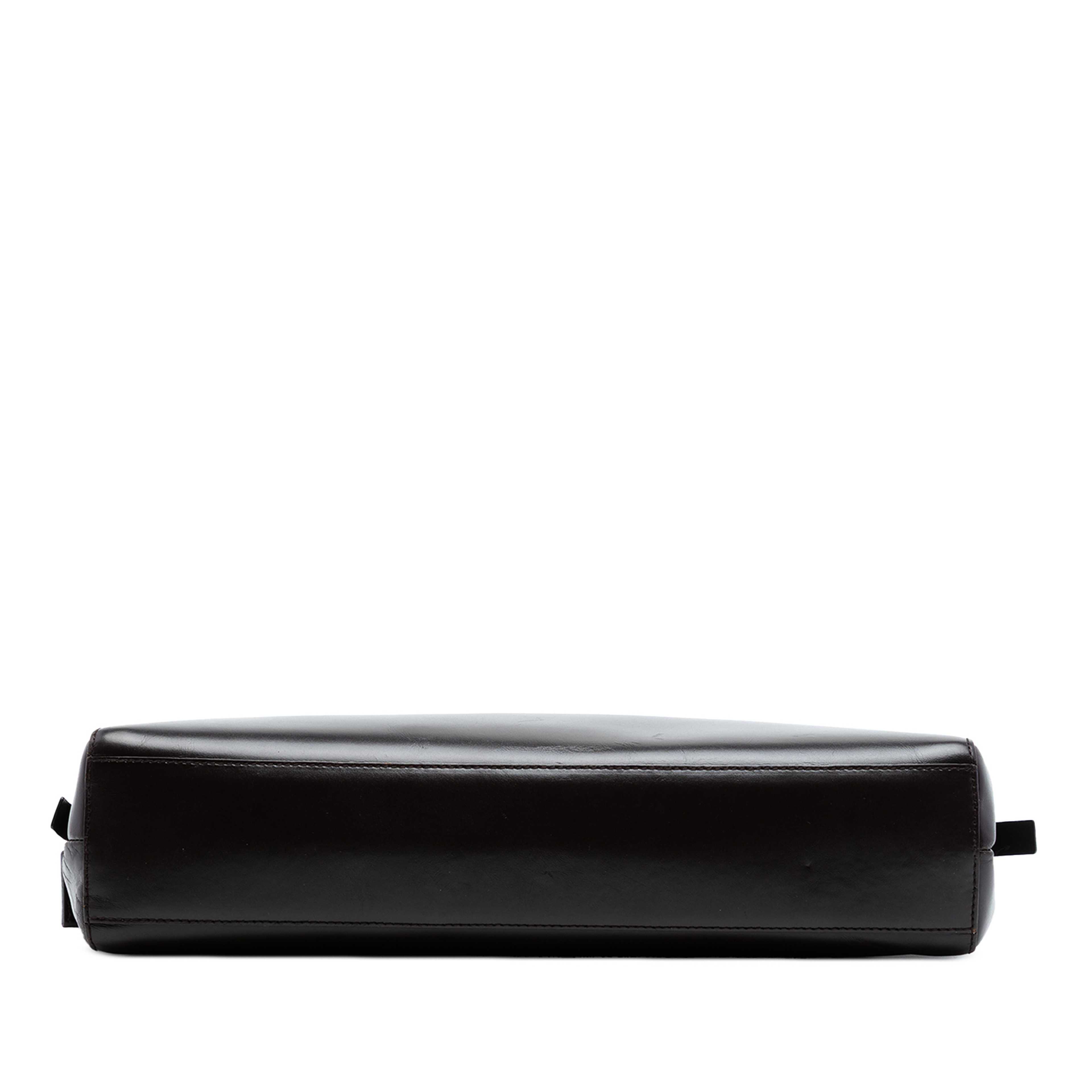 Prada Leather Shoulder Bag, från Luxclusif, i färgen black. Klicka för att öppna bilden i stort format