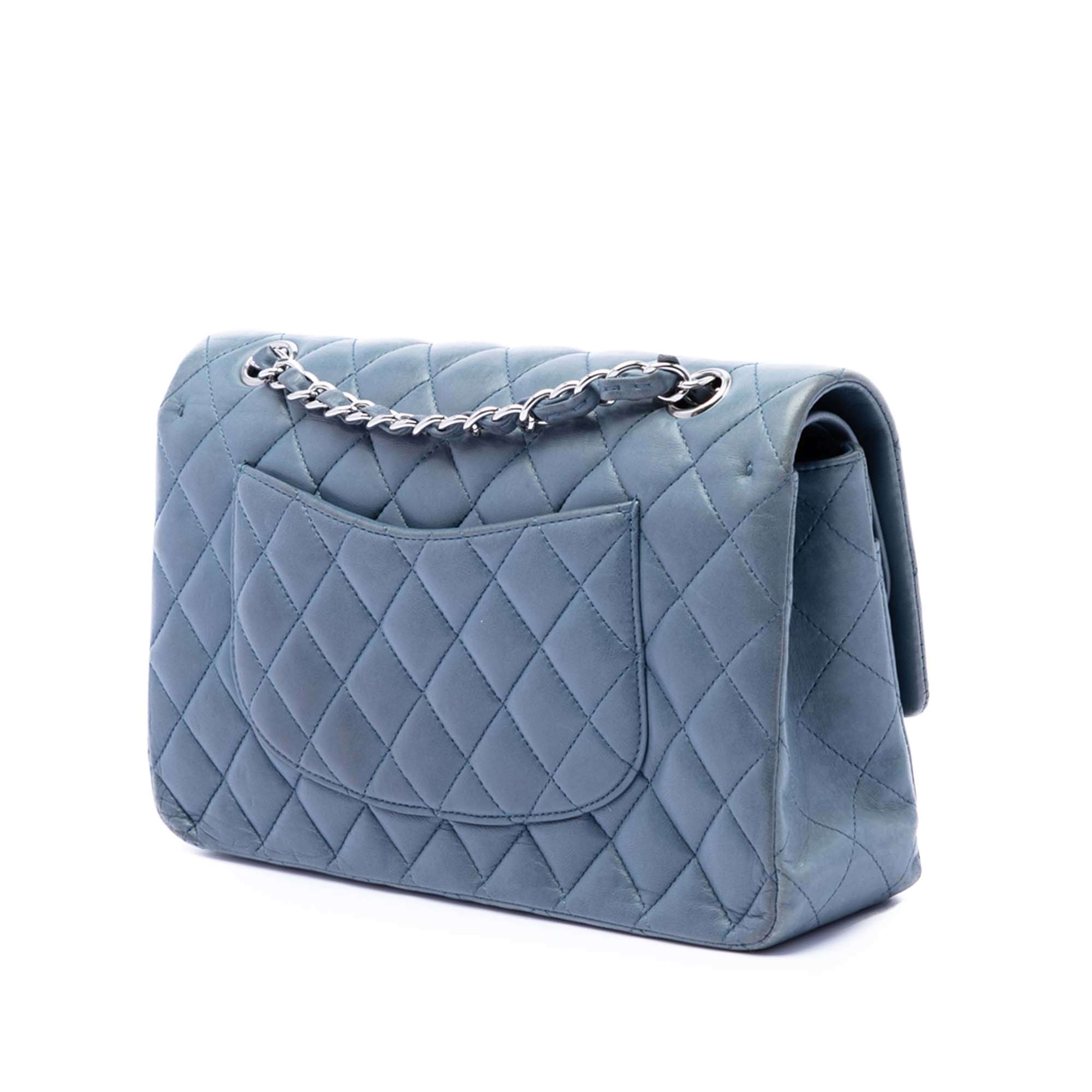 Chanel Medium Classic Lambskin Double Flap, från Luxclusif, i färgen blå. Klicka för att öppna bilden i stort format