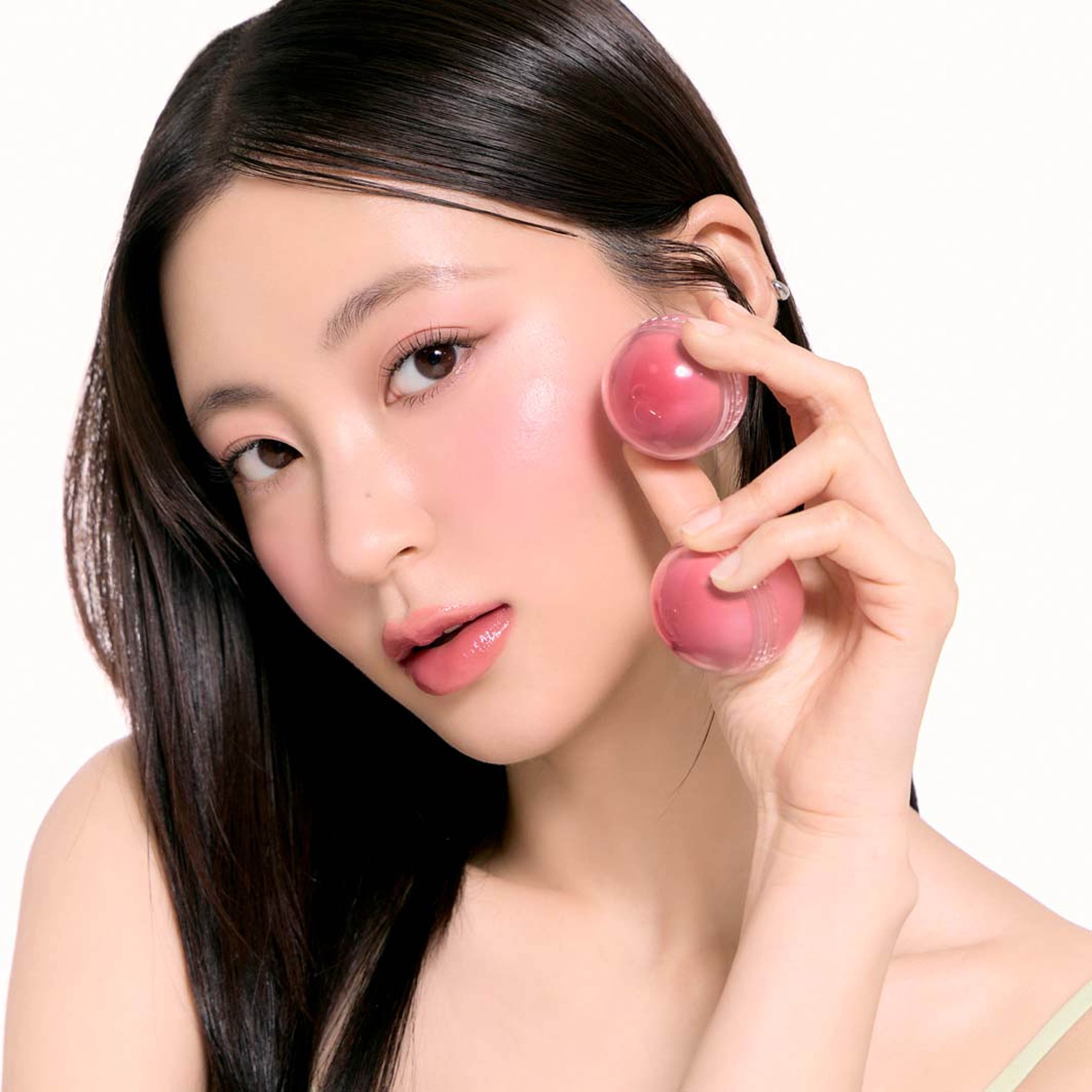 JUICY ROLL CHEEK, från rom&nd, i färgen Bare Grape. Klicka för att öppna bilden i stort format