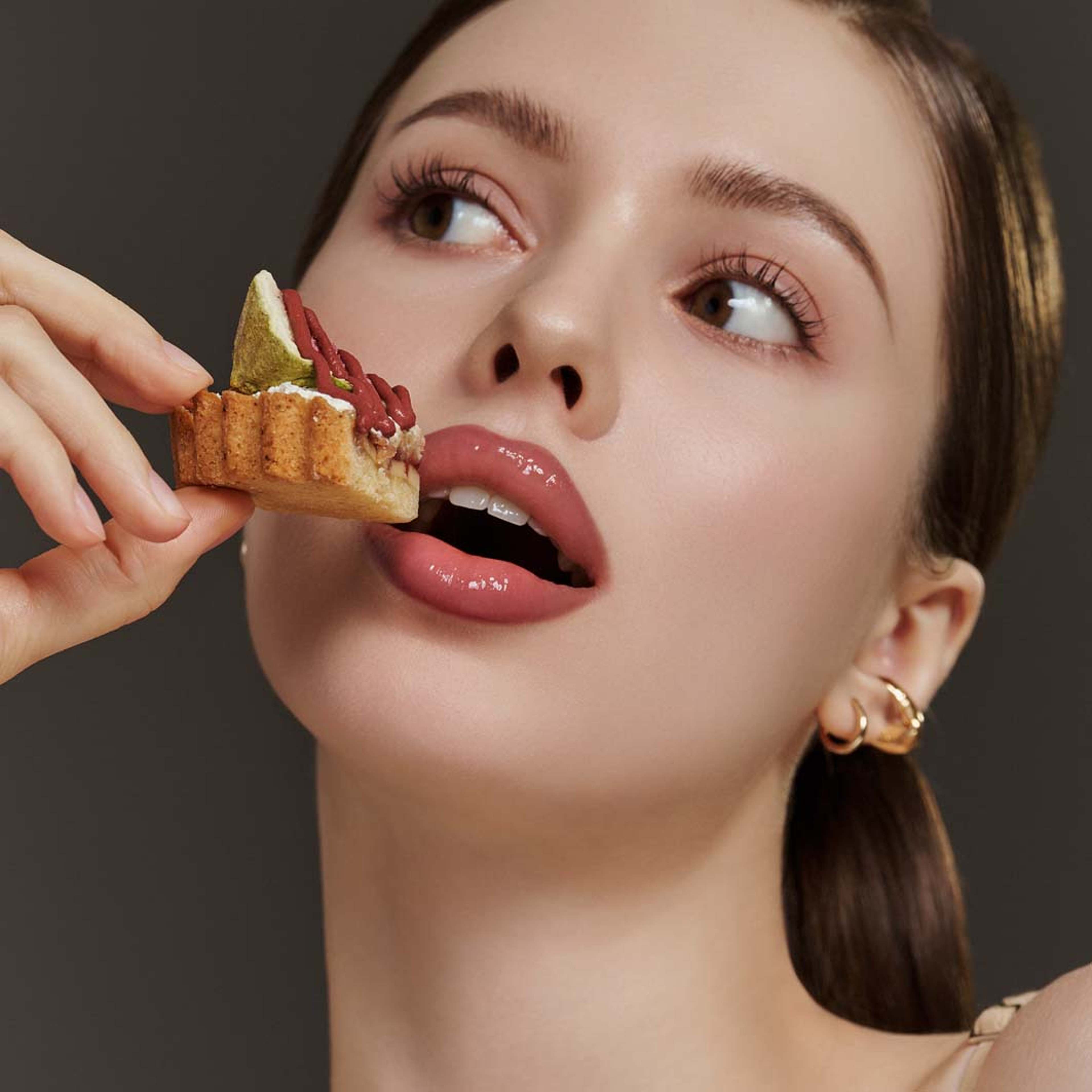 VOLUME HACK TRIO, från rom&nd, i färgen Sweet Fig. Klicka för att öppna bilden i stort format