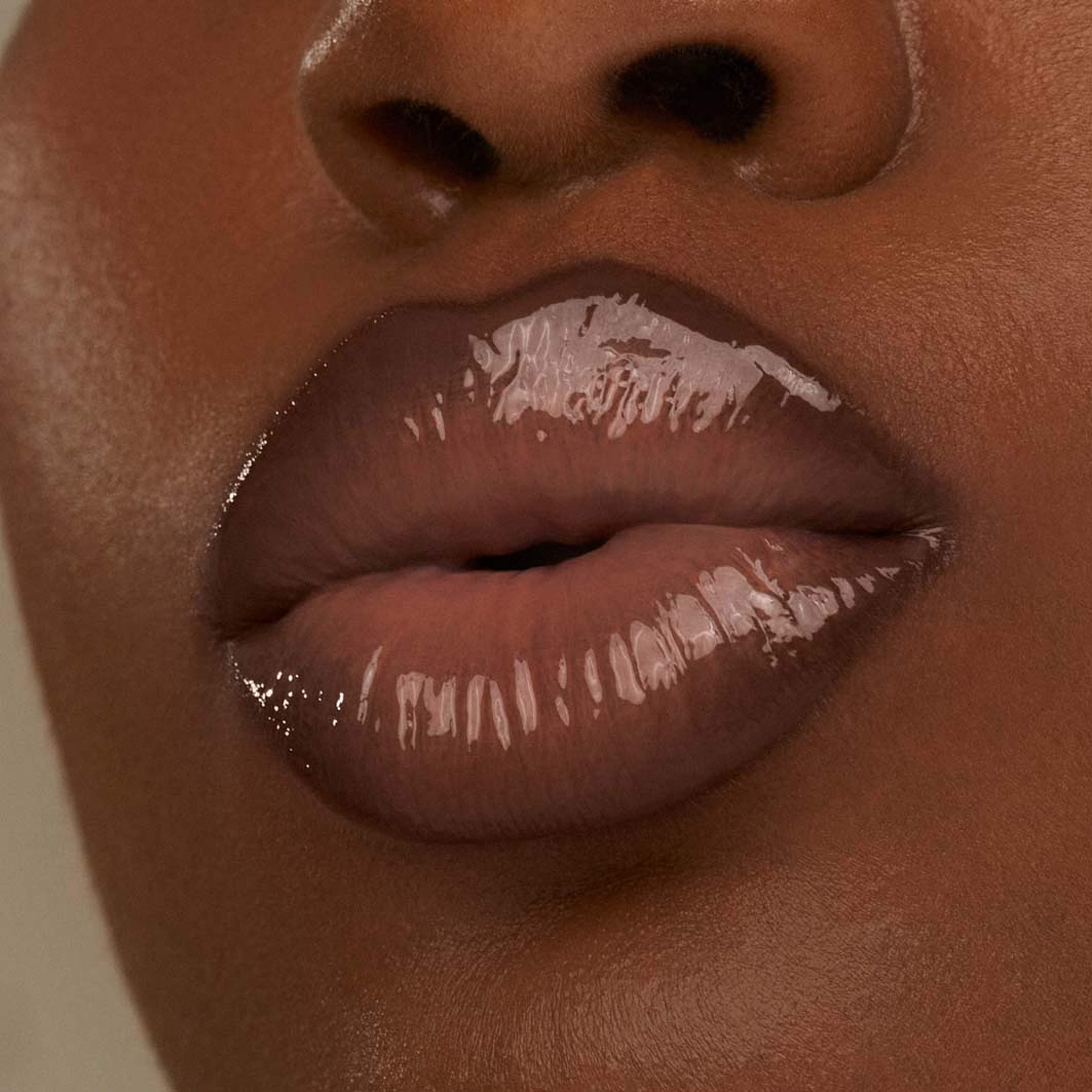 VOLUME HACK TRIO, från rom&nd, i färgen Mocha Mousse. Klicka för att öppna bilden i stort format