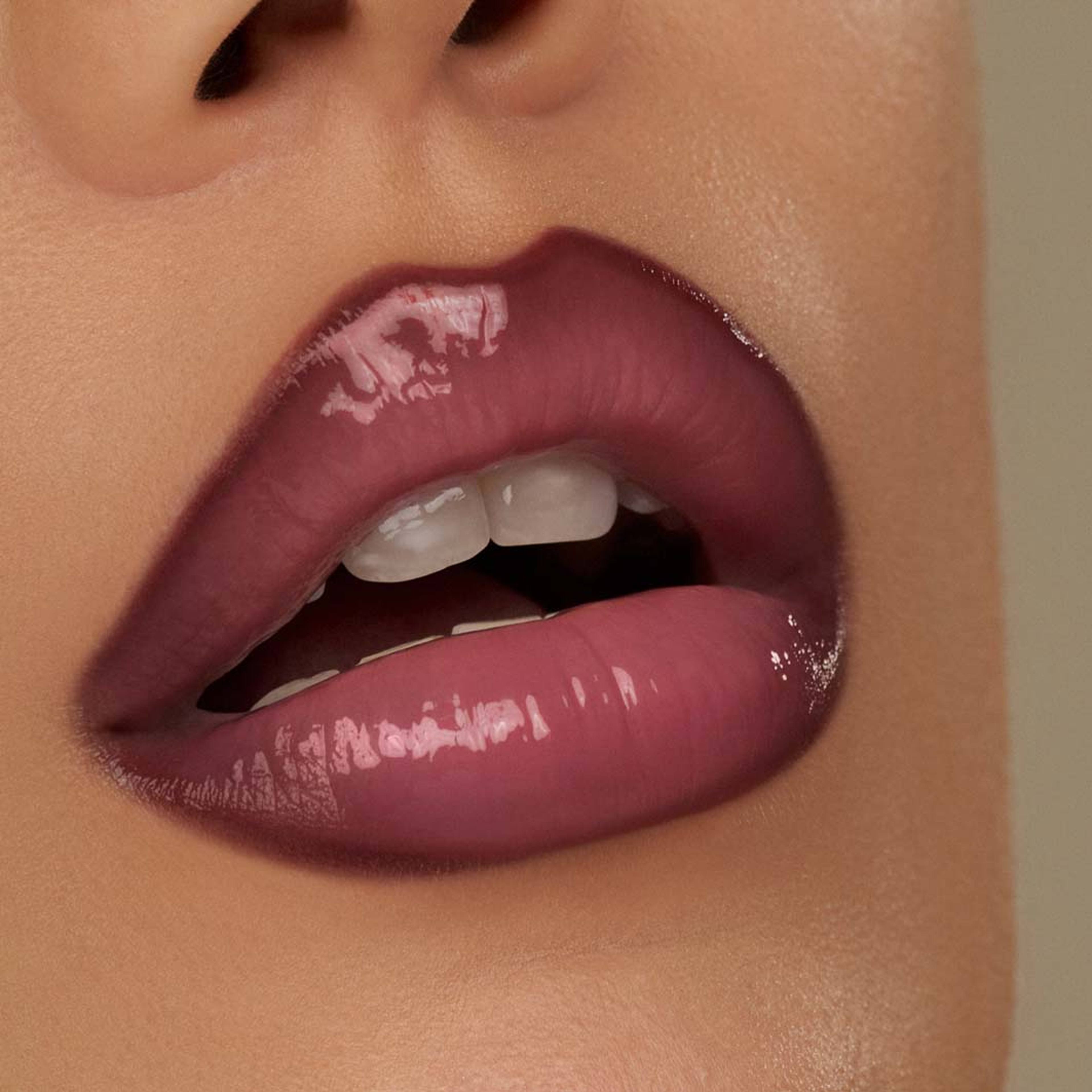 VOLUME HACK TRIO, från rom&nd, i färgen Glazed Plum. Klicka för att öppna bilden i stort format