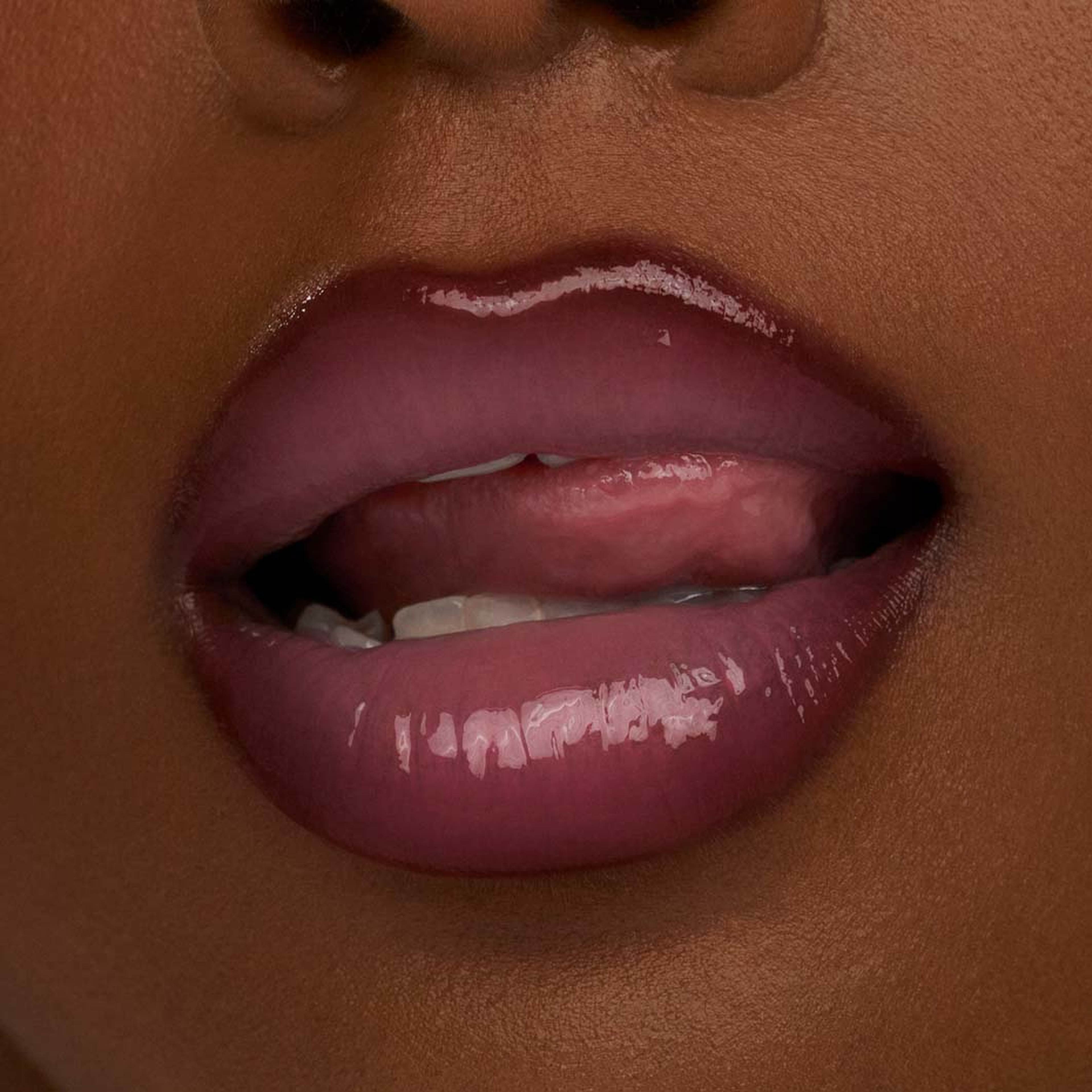 VOLUME HACK TRIO, från rom&nd, i färgen Glazed Plum. Klicka för att öppna bilden i stort format