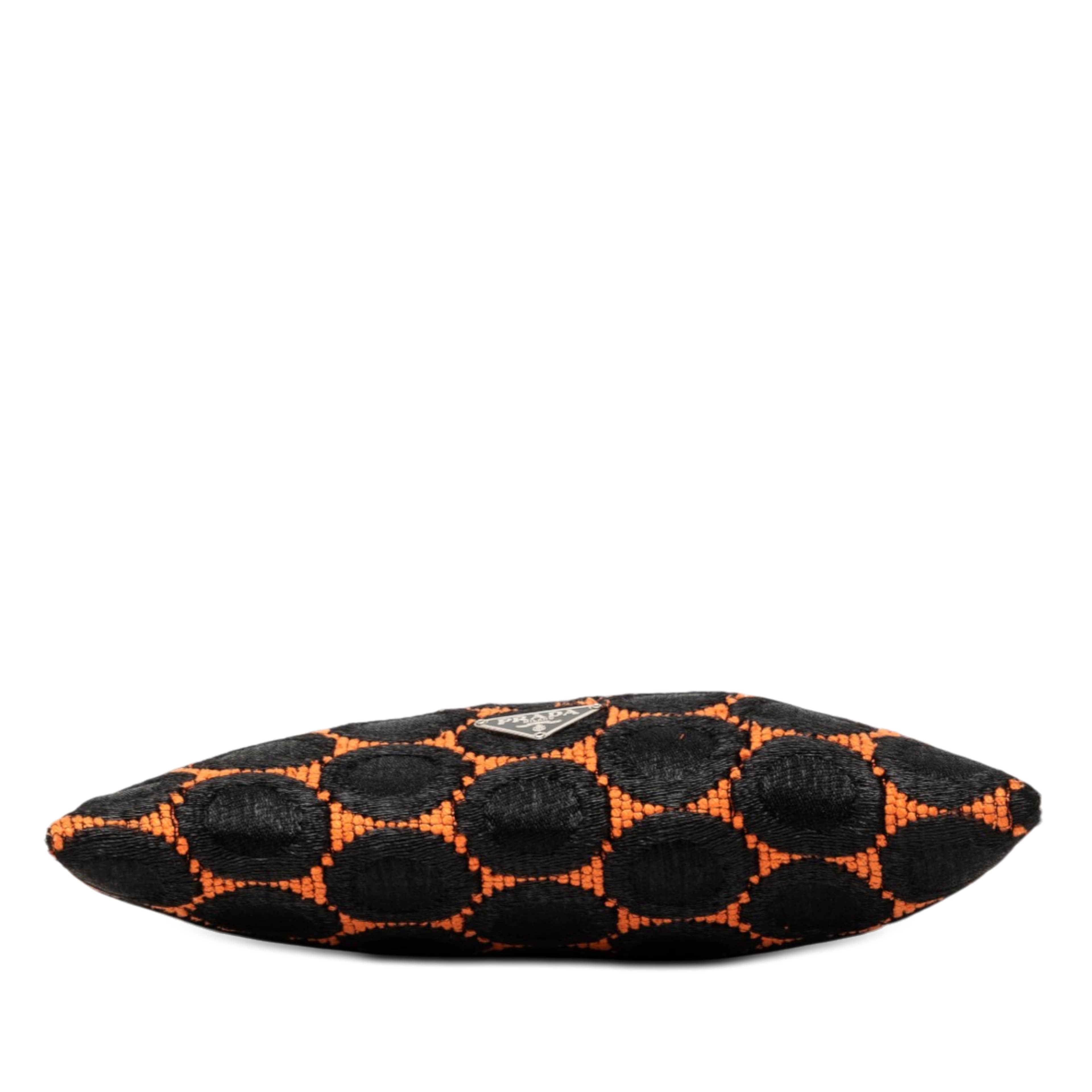 Prada Jacquard Kisslock Clutch With Chain, från Luxclusif, i färgen svart. Klicka för att öppna bilden i stort format