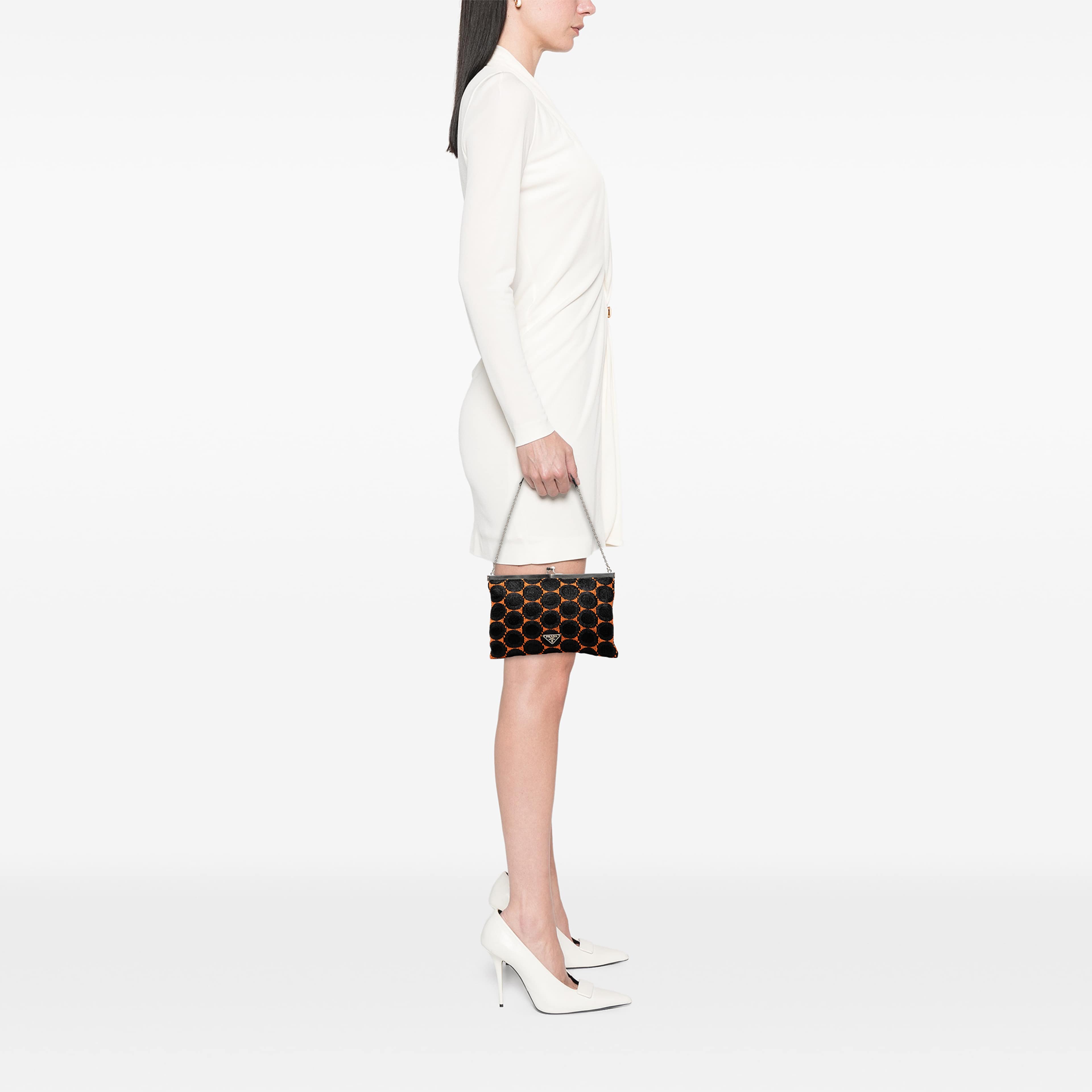 Prada Jacquard Kisslock Clutch With Chain, från Luxclusif, i färgen svart. Klicka för att öppna bilden i stort format