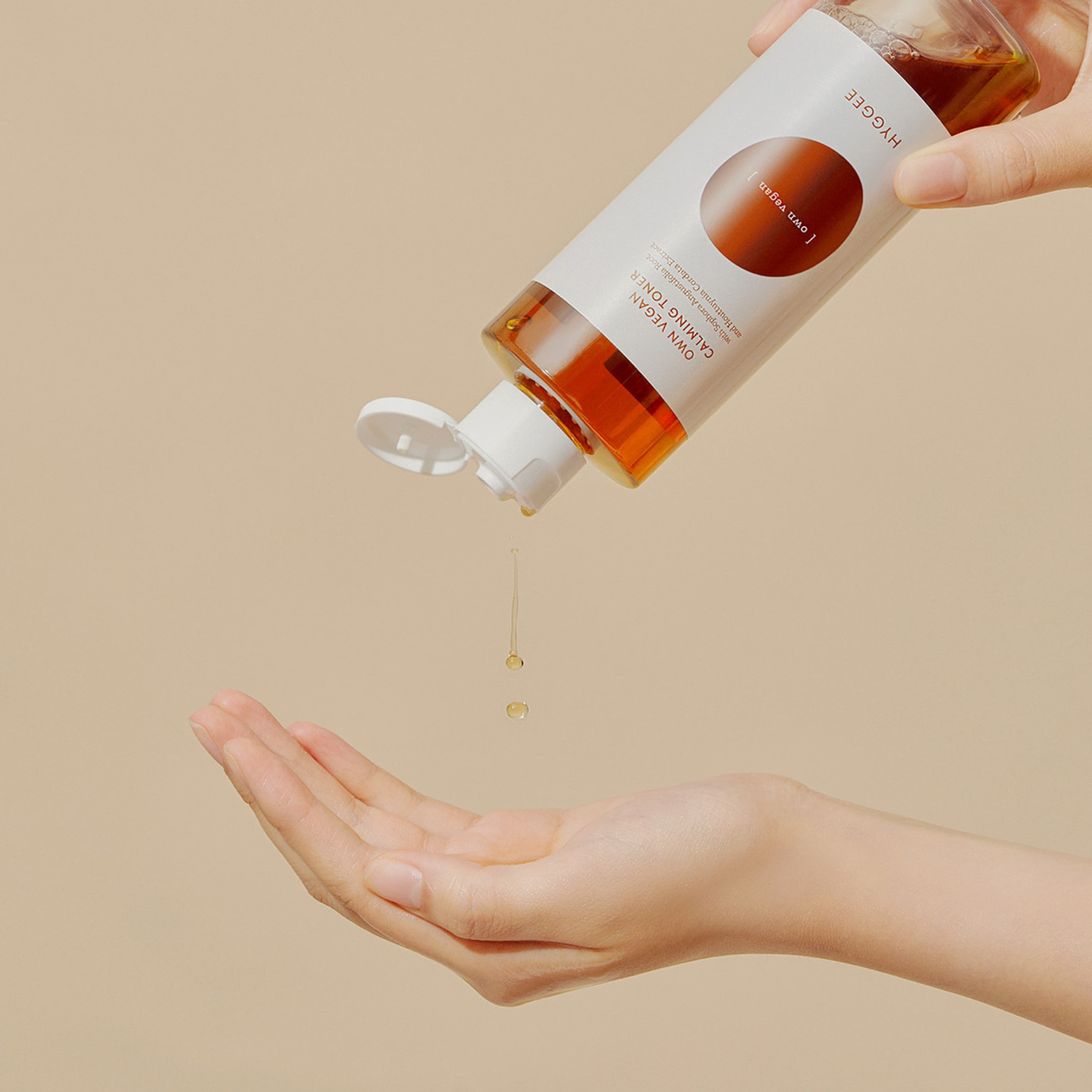 Own Vegan Calming Toner 250ml, från HYGGEE. Klicka för att öppna bilden i stort format
