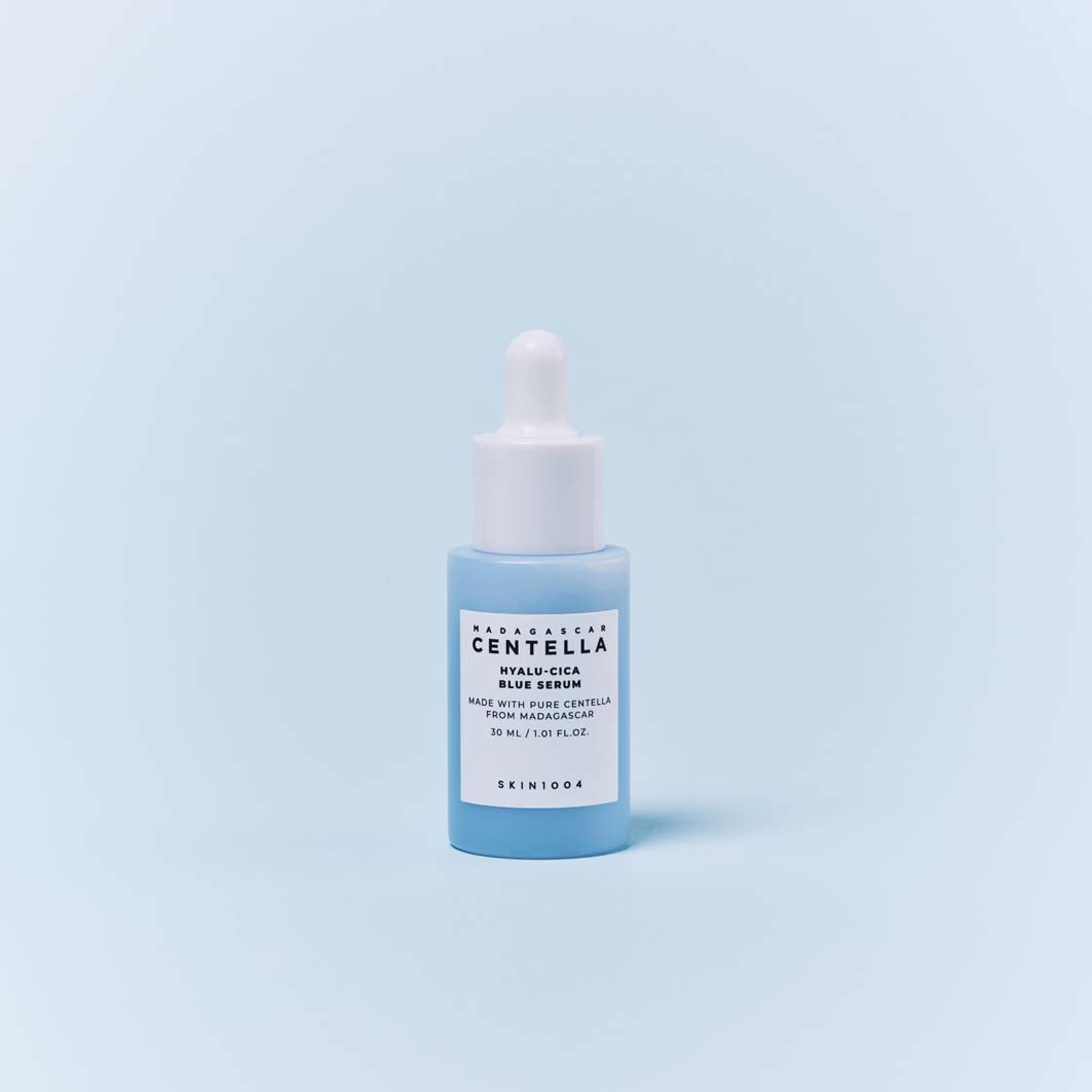 Madagascar Centella Hyalu-Cica Blue Serum, från SKIN1004. Klicka för att öppna bilden i stort format