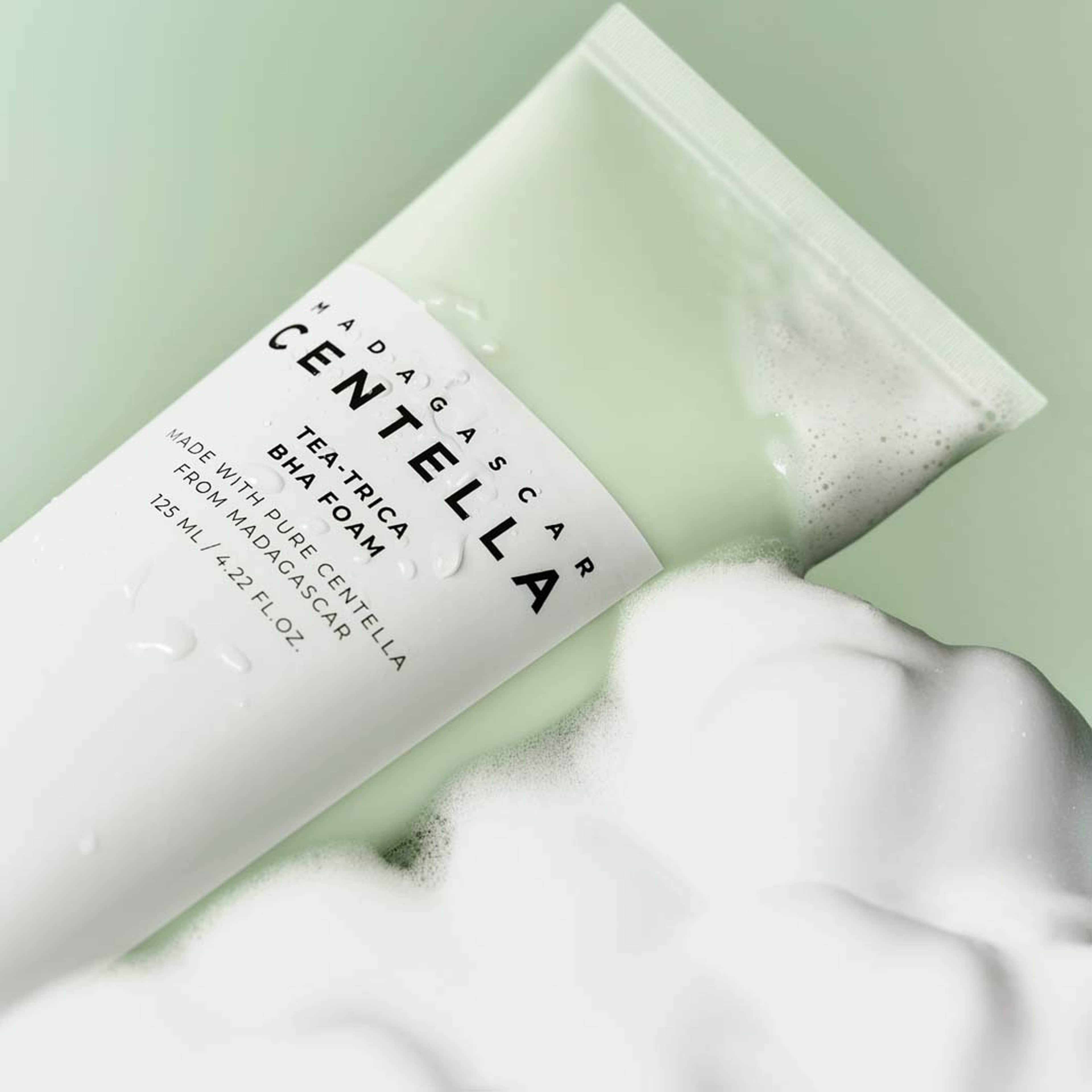 Madagascar Centella Tea-Trica BHA Foam, från SKIN1004. Klicka för att öppna bilden i stort format