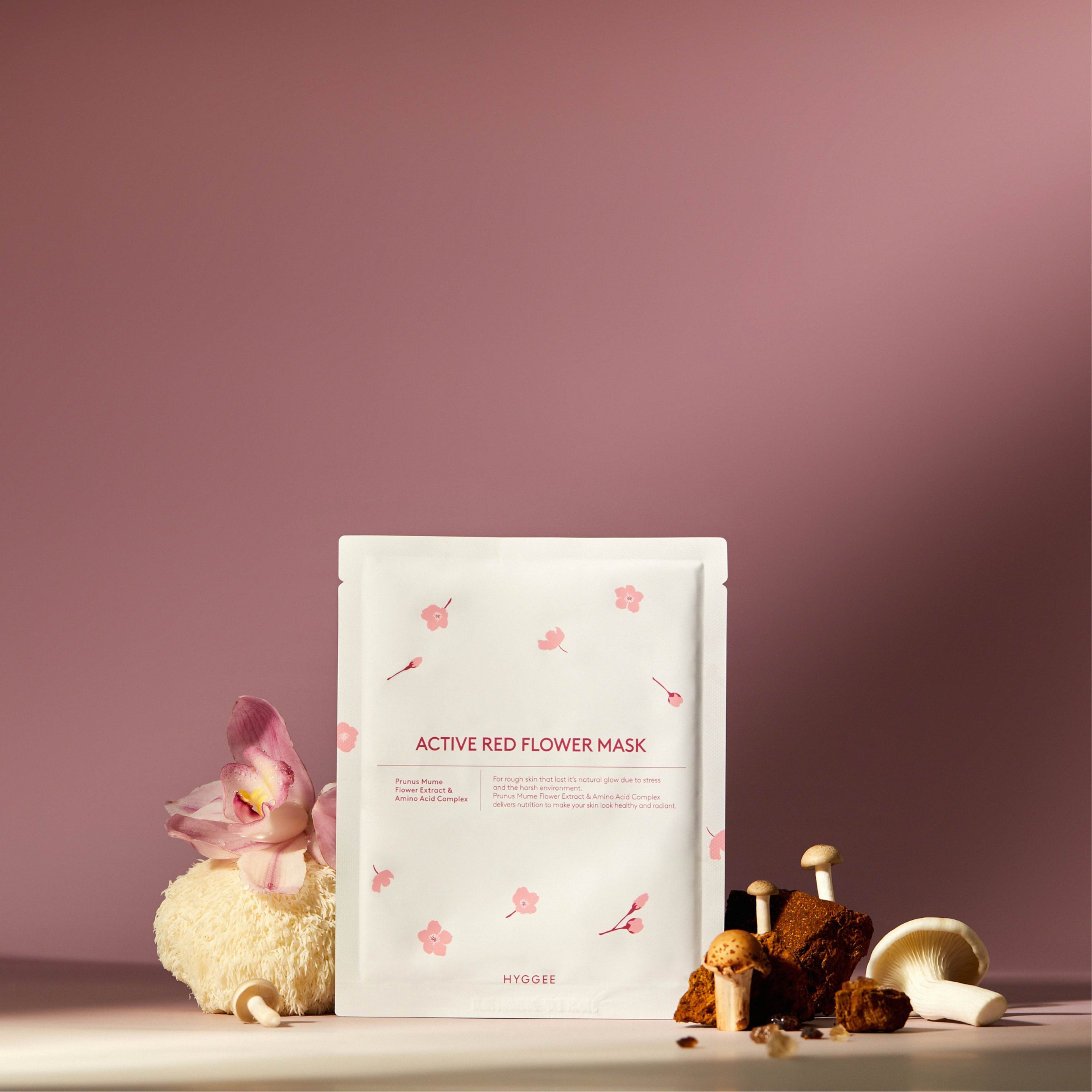 Red Flower Active Mask, från HYGGEE. Klicka för att öppna bilden i stort format