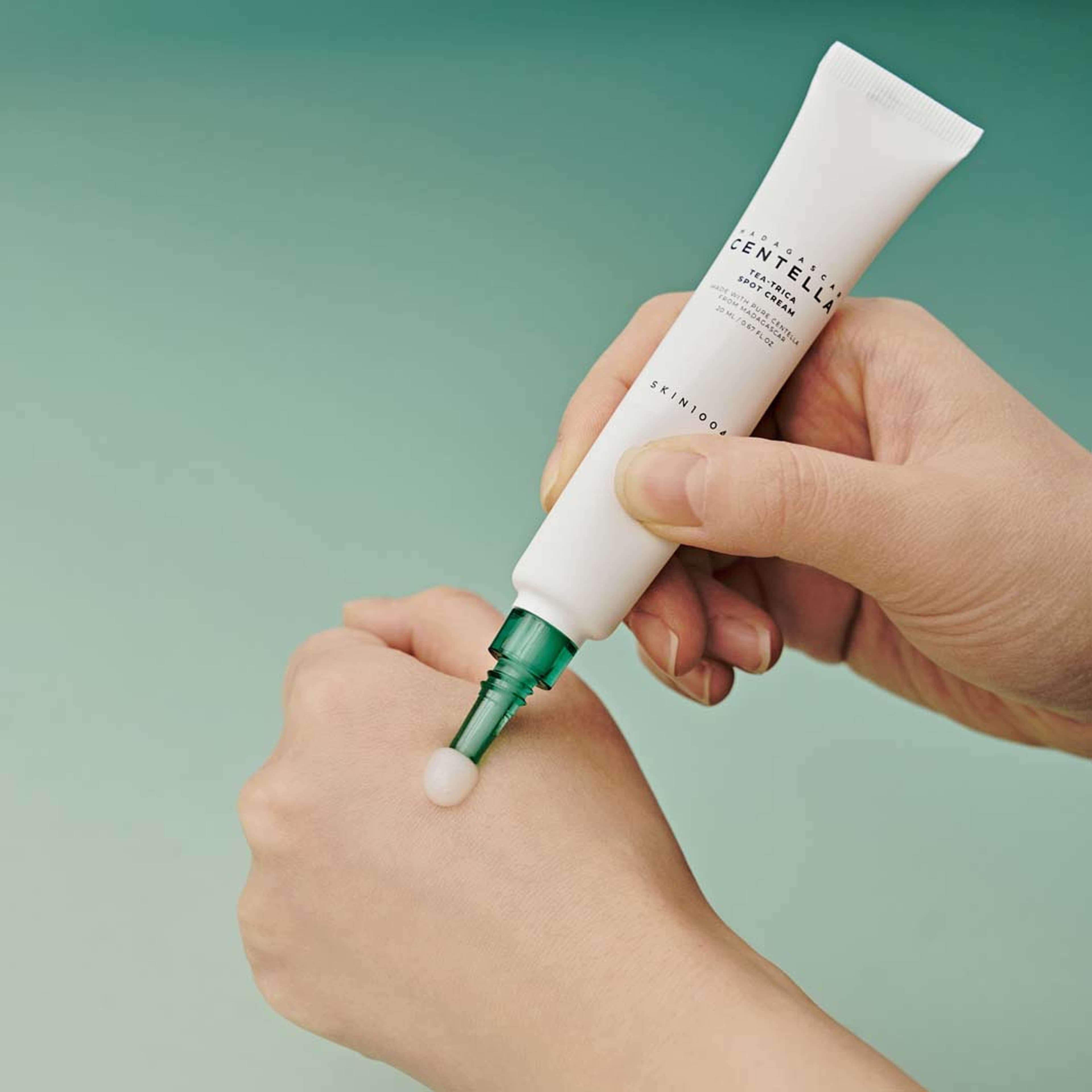 Madagascar Centella Tea-Trica Spot Cream, från SKIN1004. Klicka för att öppna bilden i stort format