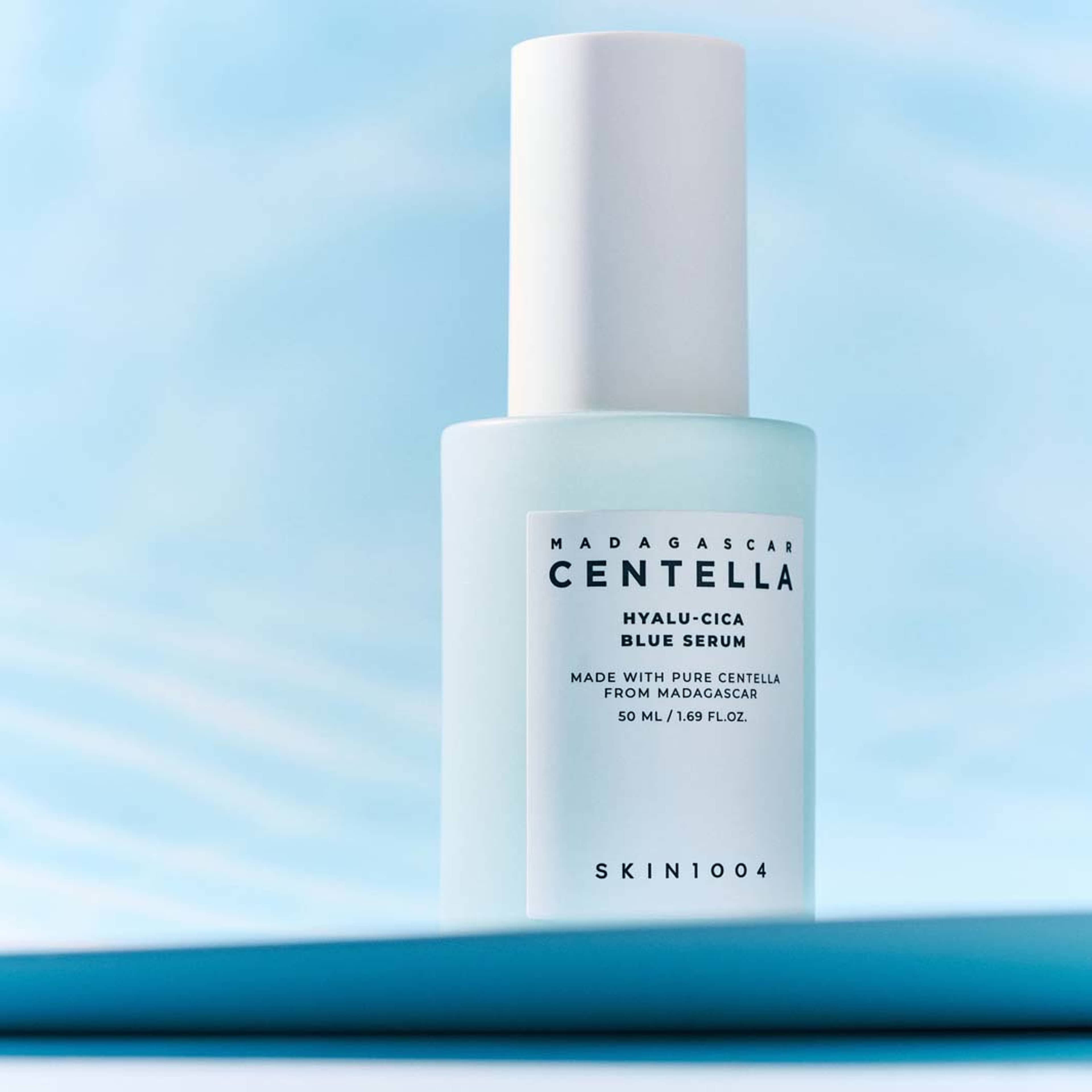 Madagascar Centella Hyalu-Cica Blue Serum, från SKIN1004. Klicka för att öppna bilden i stort format