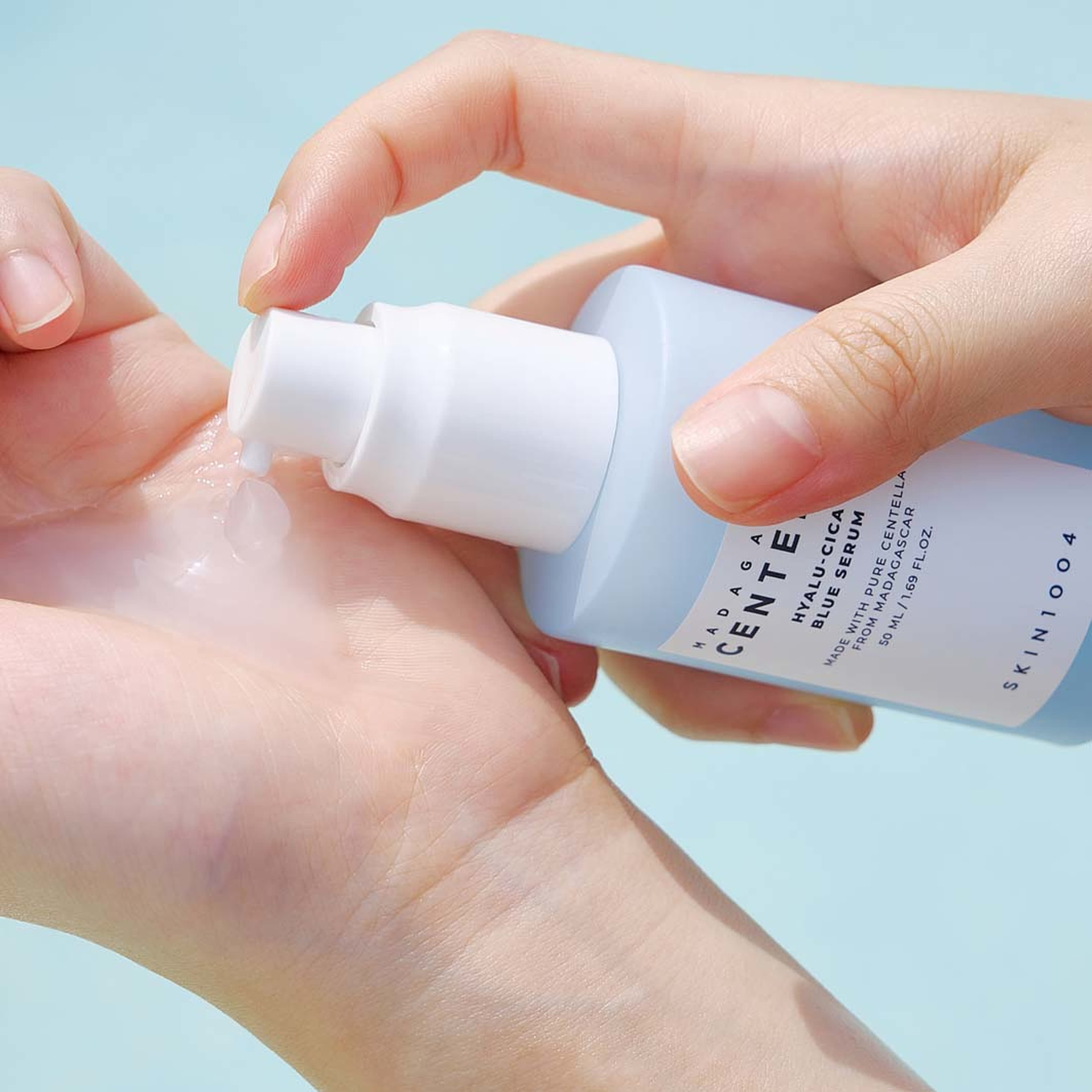 Madagascar Centella Hyalu-Cica Blue Serum, från SKIN1004. Klicka för att öppna bilden i stort format