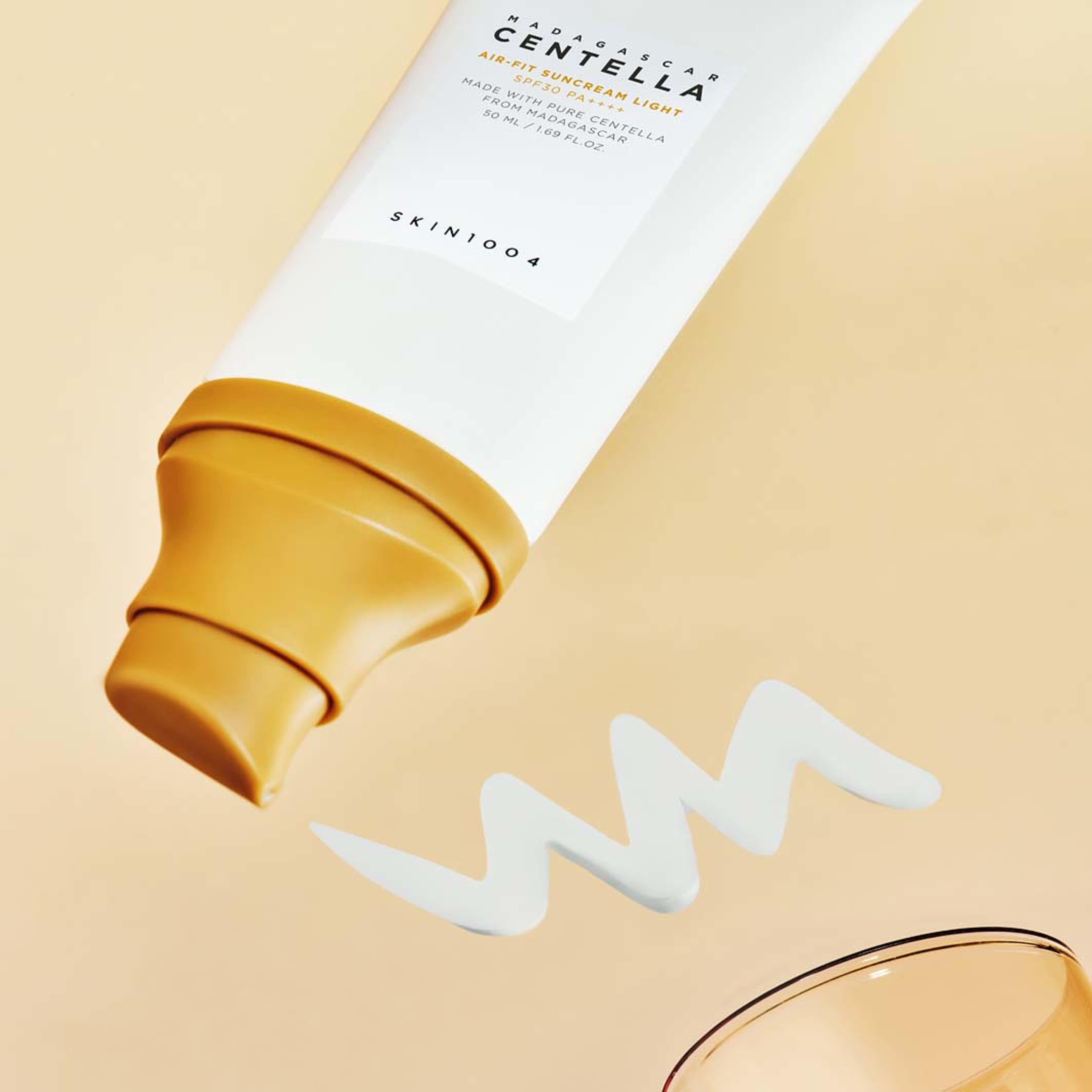 Madagascar Centella Air-Fit Suncream Light, från SKIN1004. Klicka för att öppna bilden i stort format