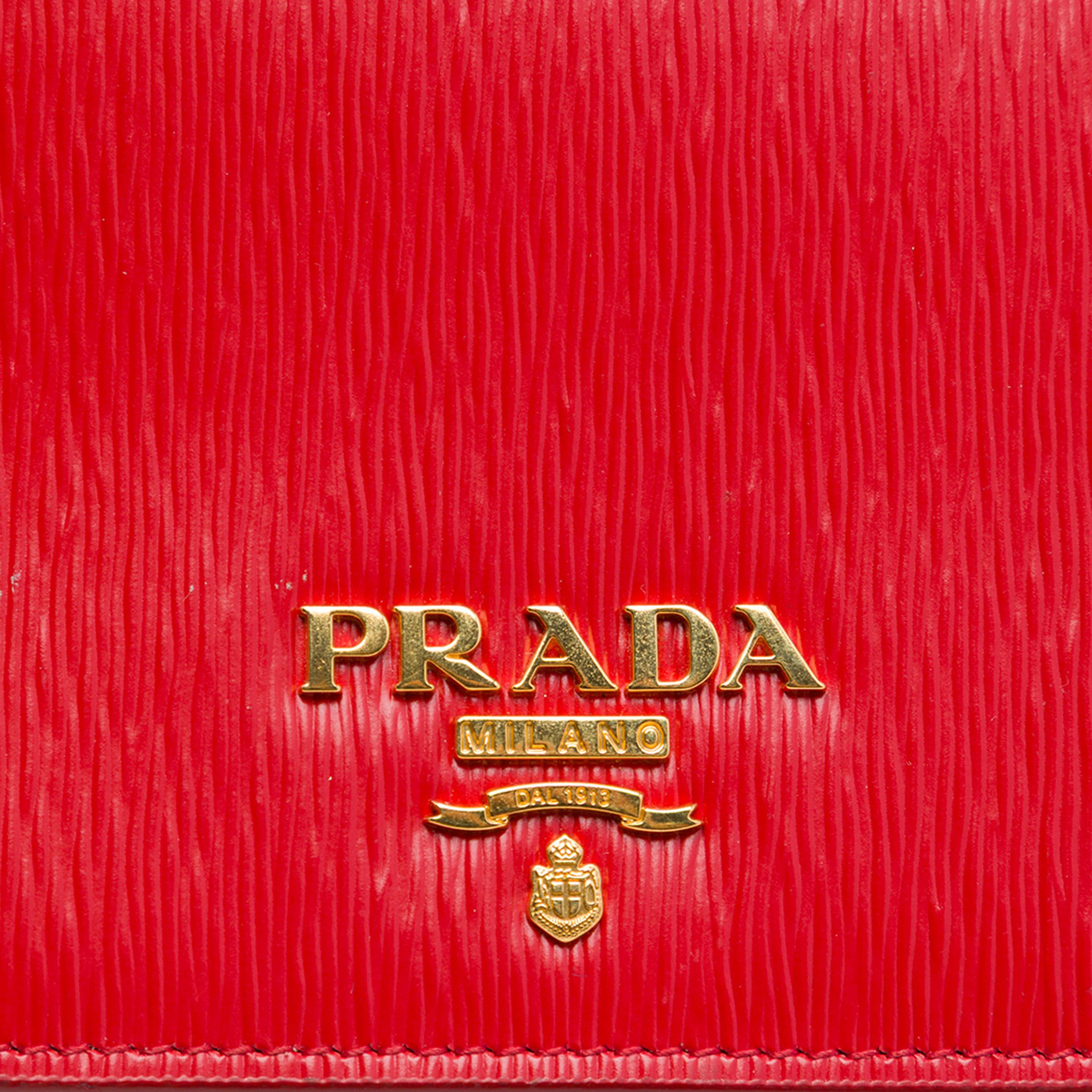 Prada Vitello Move Clutch With Chain, från Luxclusif, i färgen röd. Klicka för att öppna bilden i stort format