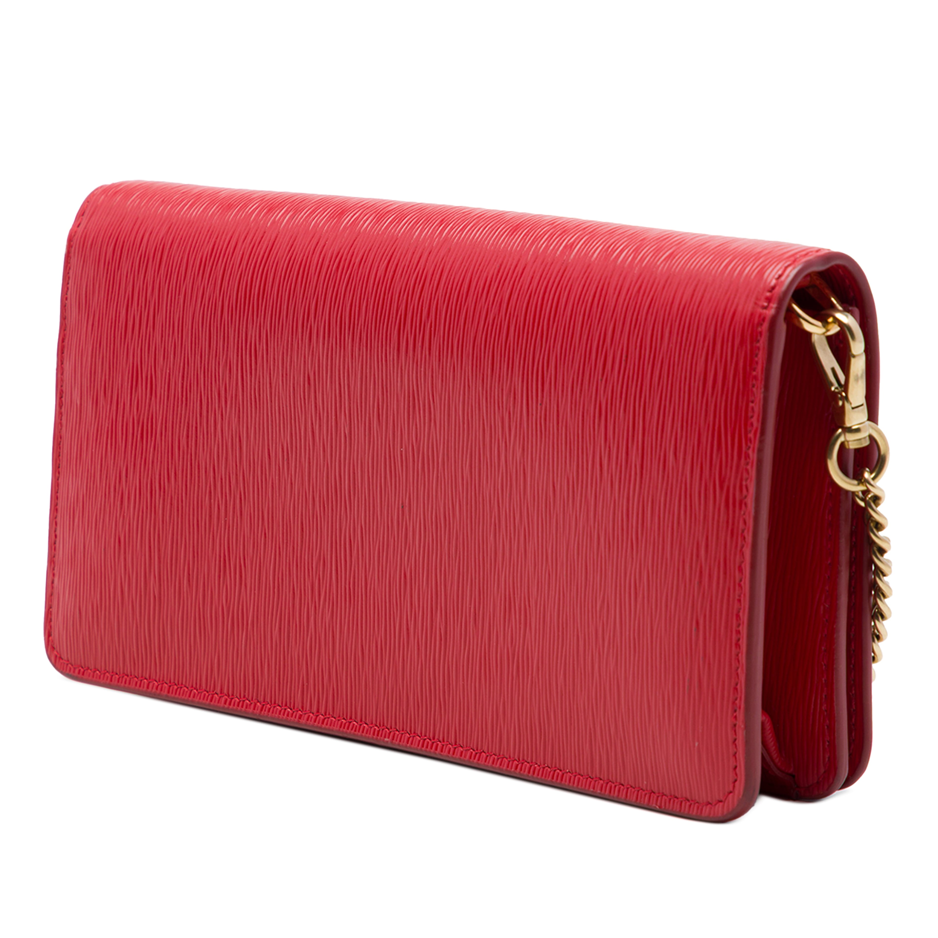 Prada Vitello Move Clutch With Chain, från Luxclusif, i färgen röd. Klicka för att öppna bilden i stort format