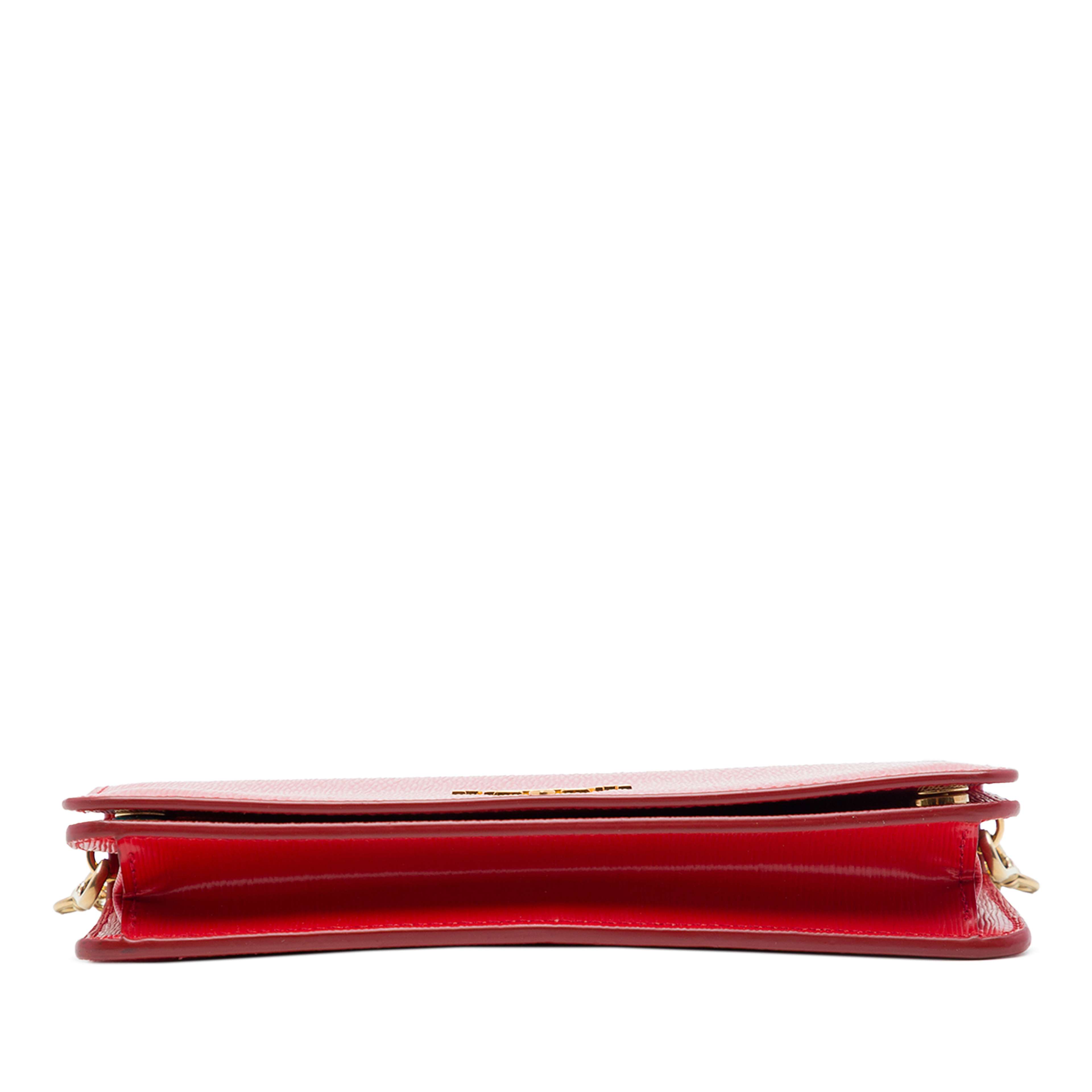 Prada Vitello Move Clutch With Chain, från Luxclusif, i färgen röd. Klicka för att öppna bilden i stort format