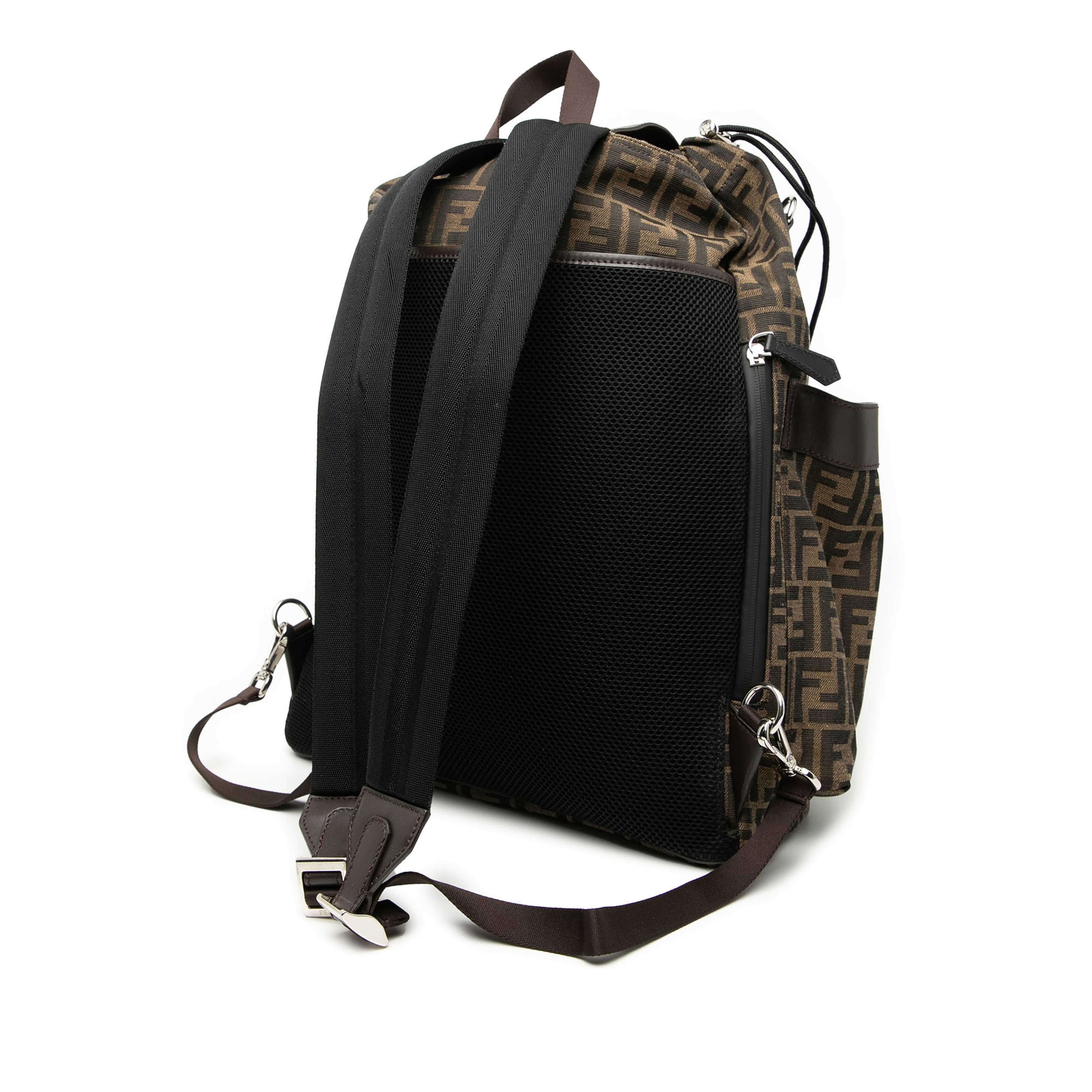 Fendi Large Zucca Canvas Strike Backpack, från Luxclusif, i färgen brown. Klicka för att öppna bilden i stort format