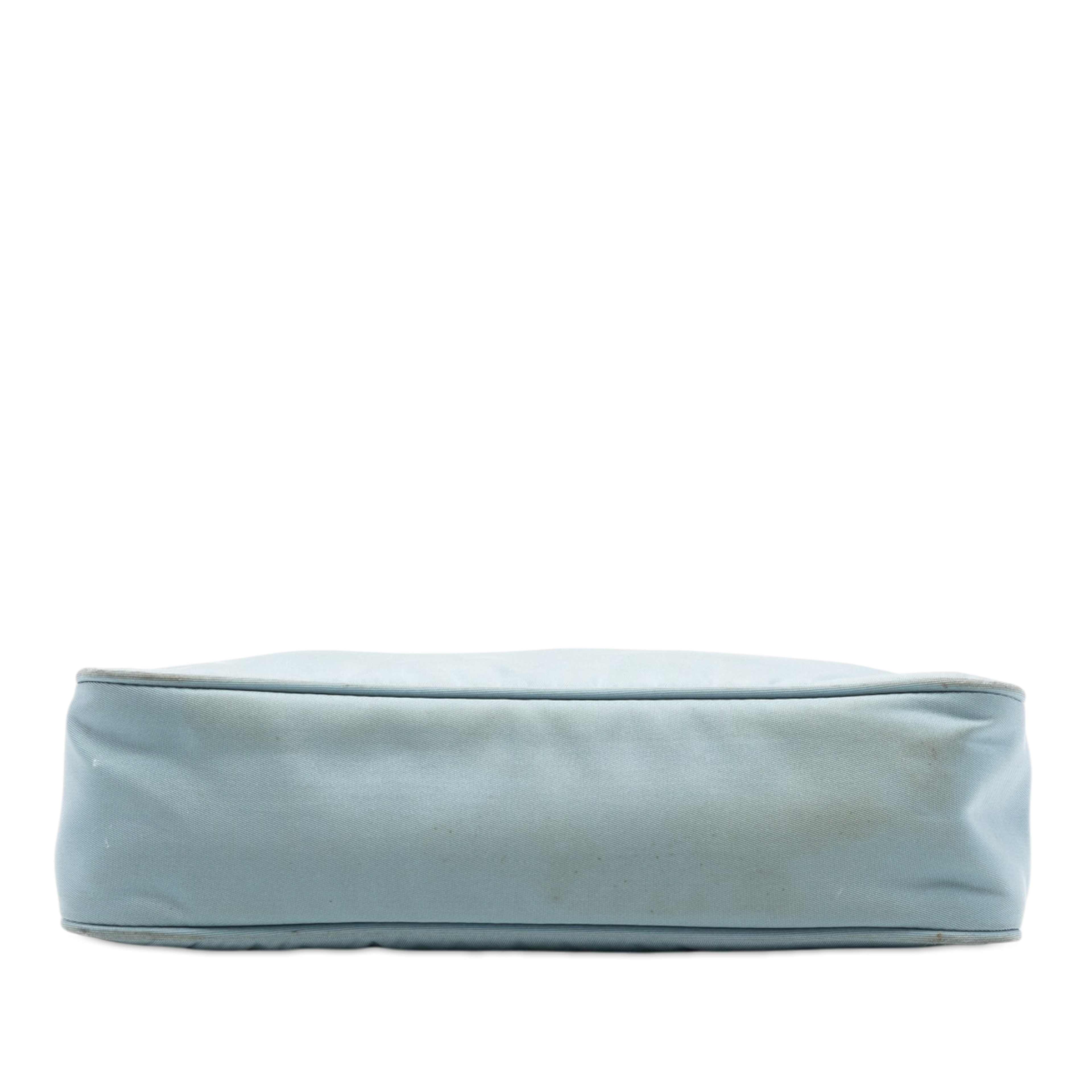 Prada Tessuto Re Edition 2000 Shoulder Bag, från Luxclusif, i färgen light blue. Klicka för att öppna bilden i stort format