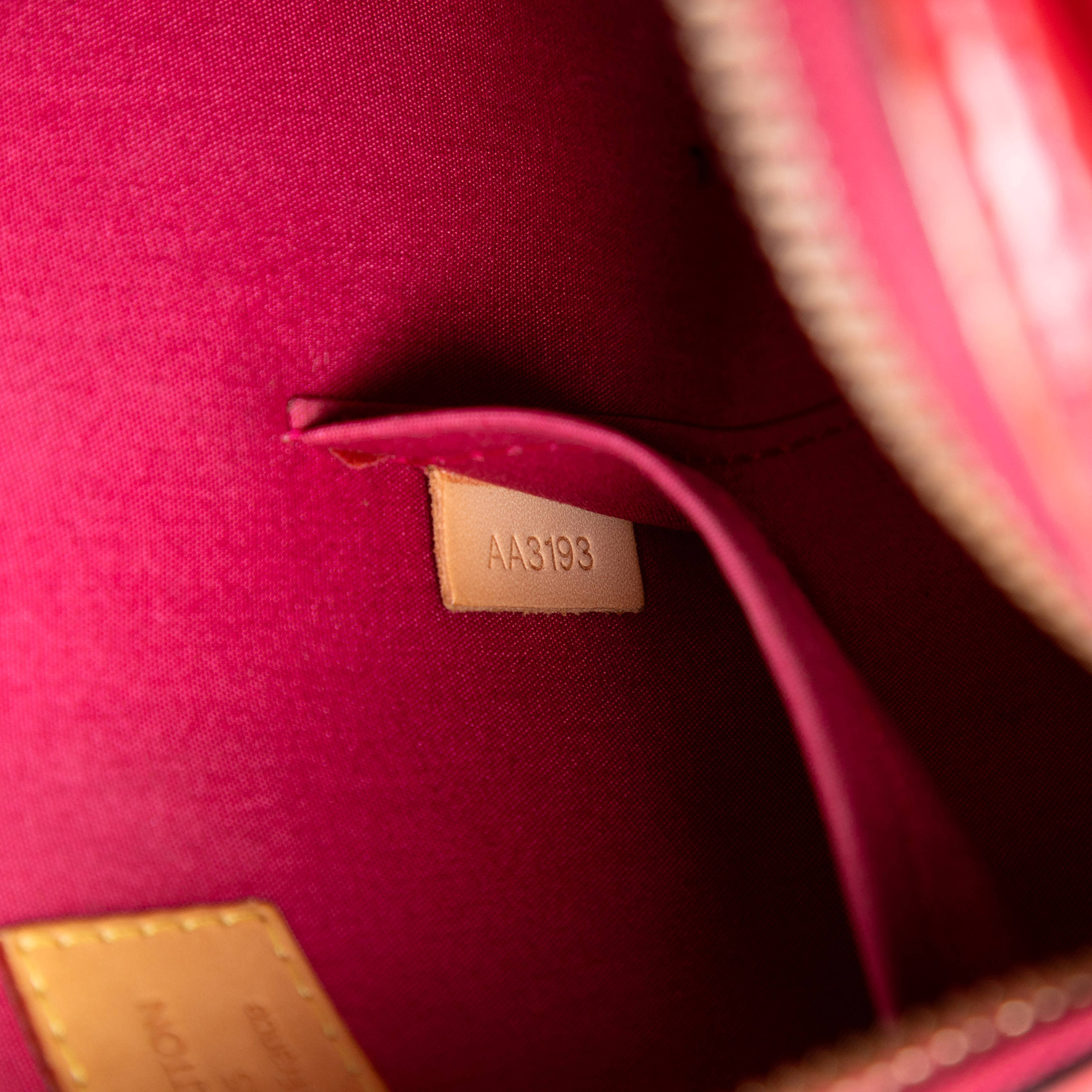 Louis Vuitton Monogram Vernis Alma Bb, från Luxclusif, i färgen red. Klicka för att öppna bilden i stort format