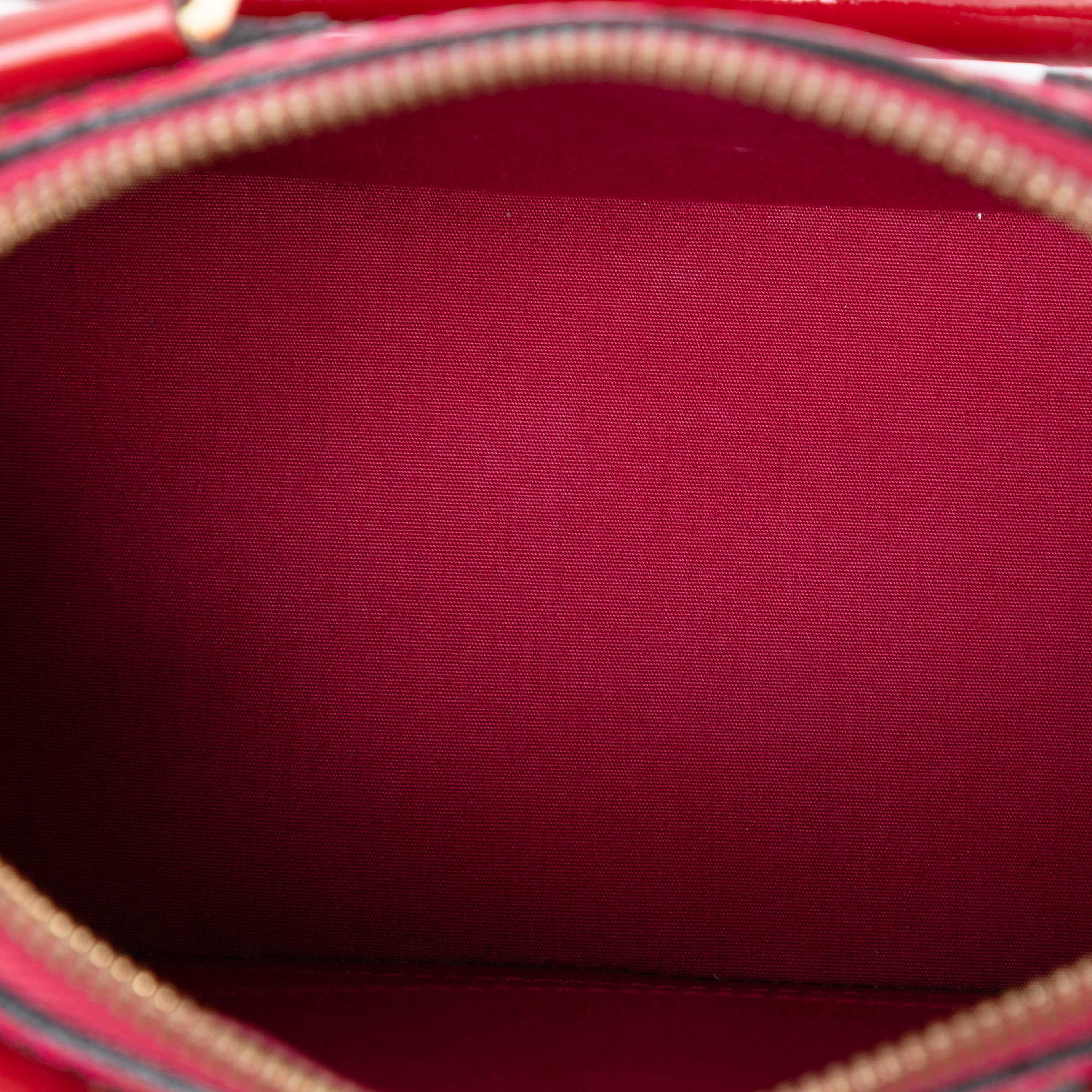 Louis Vuitton Monogram Vernis Alma Bb, från Luxclusif, i färgen red. Klicka för att öppna bilden i stort format