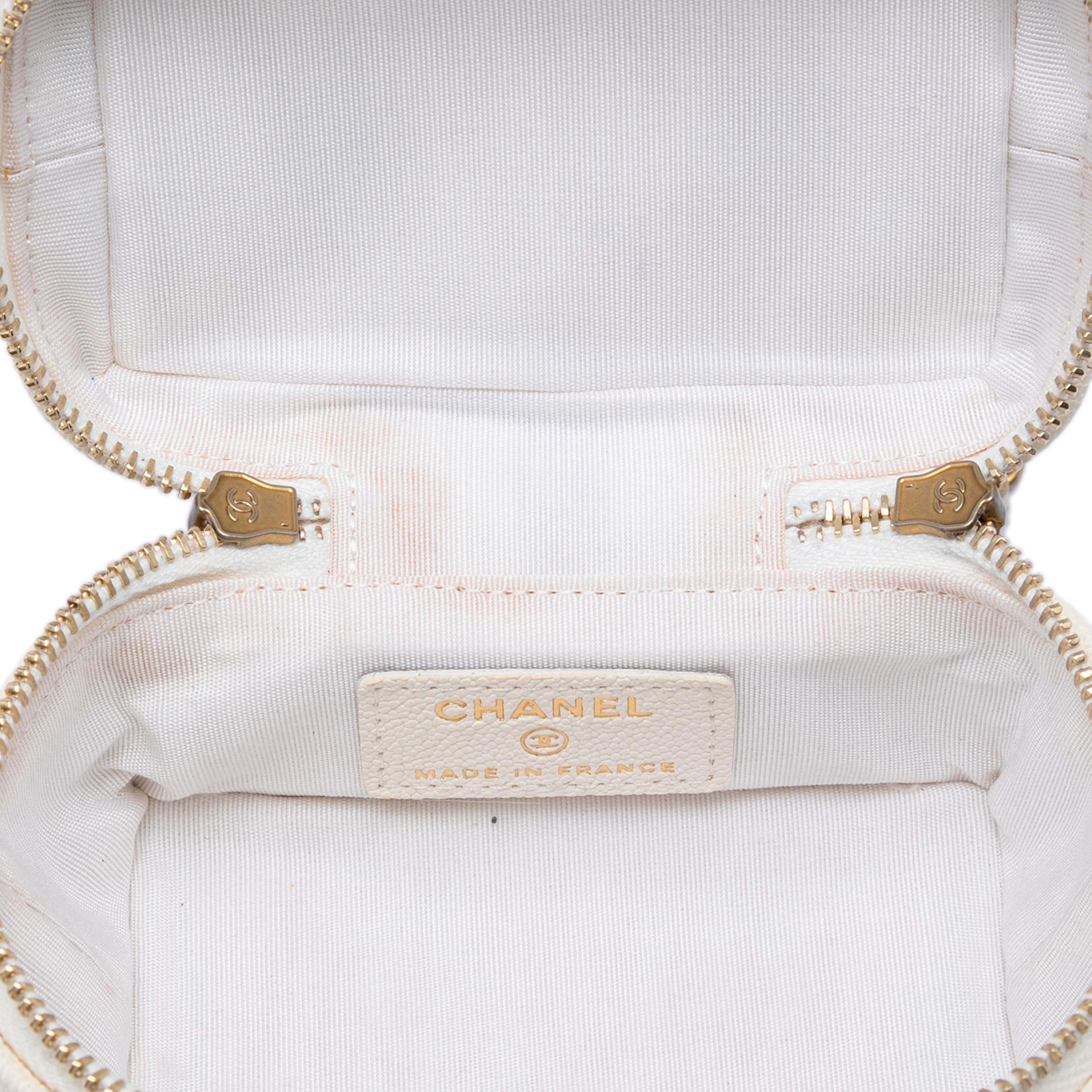 Chanel Mini Caviar Chain Zip Around Vanity Case, från Luxclusif, i färgen ivory. Klicka för att öppna bilden i stort format