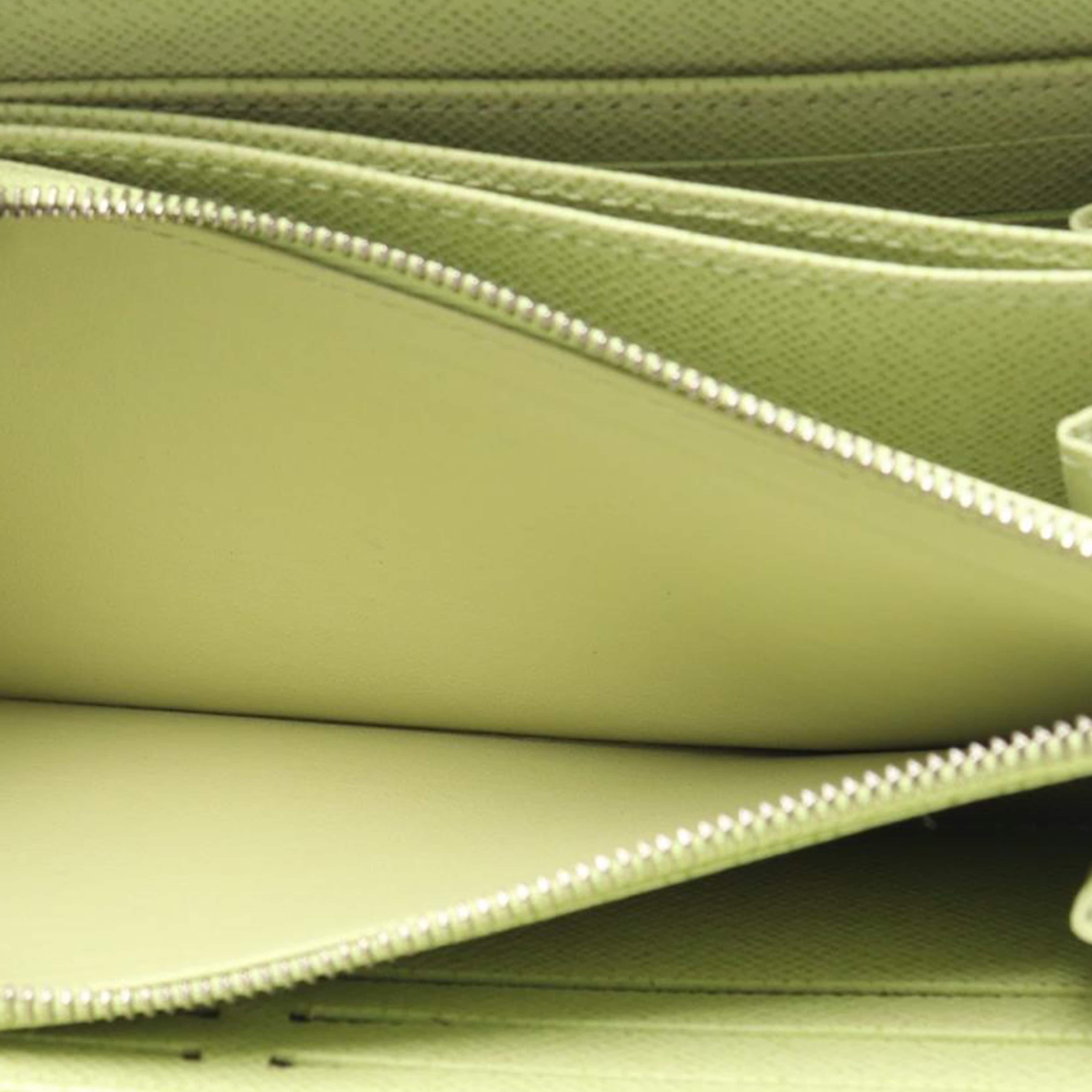 Louis Vuitton Epi Zippy Long Wallet, från Luxclusif, i färgen light green. Klicka för att öppna bilden i stort format