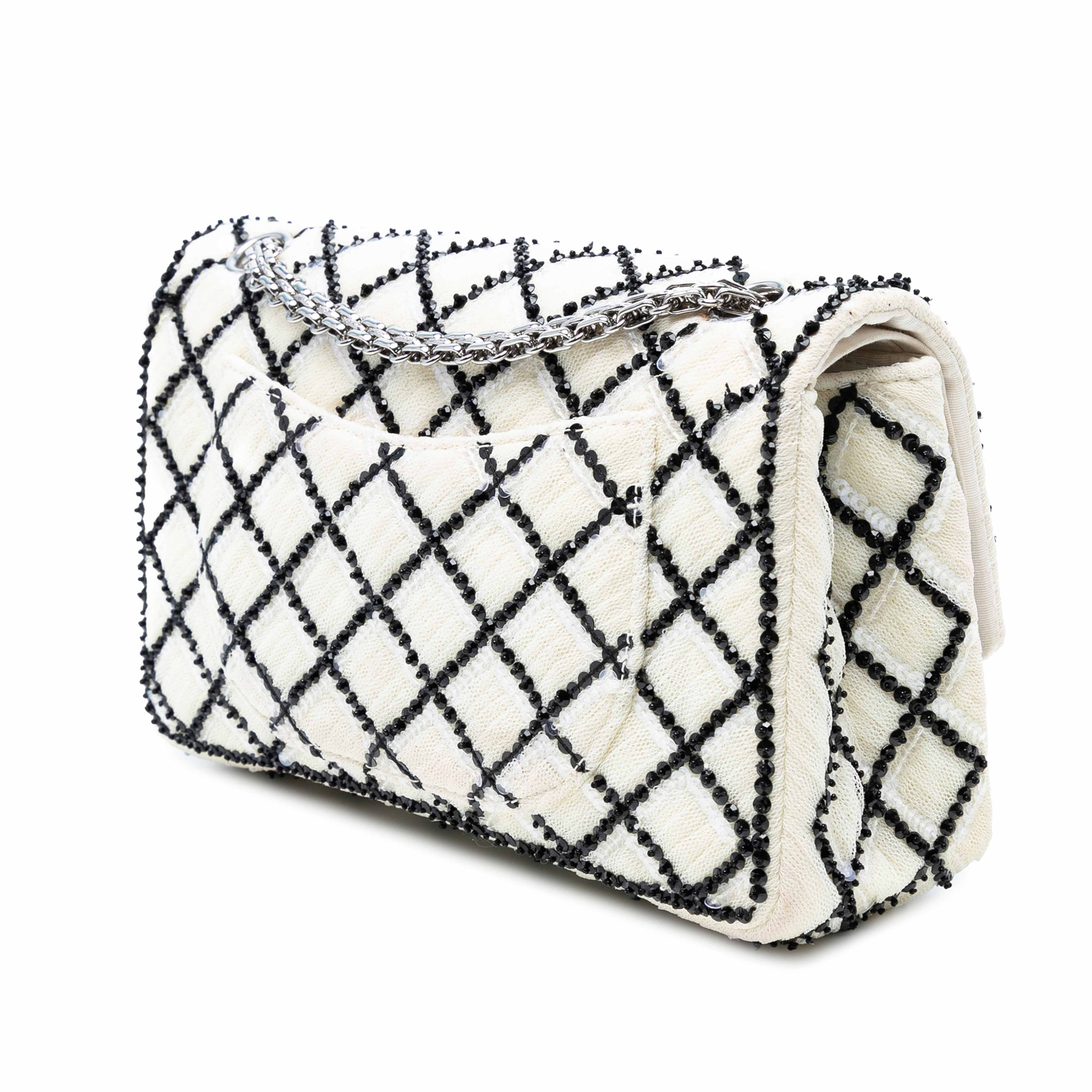 Chanel Reissue 2.55 Quilted Sequined Mesh Double Flap 225, från Luxclusif, i färgen white. Klicka för att öppna bilden i stort format